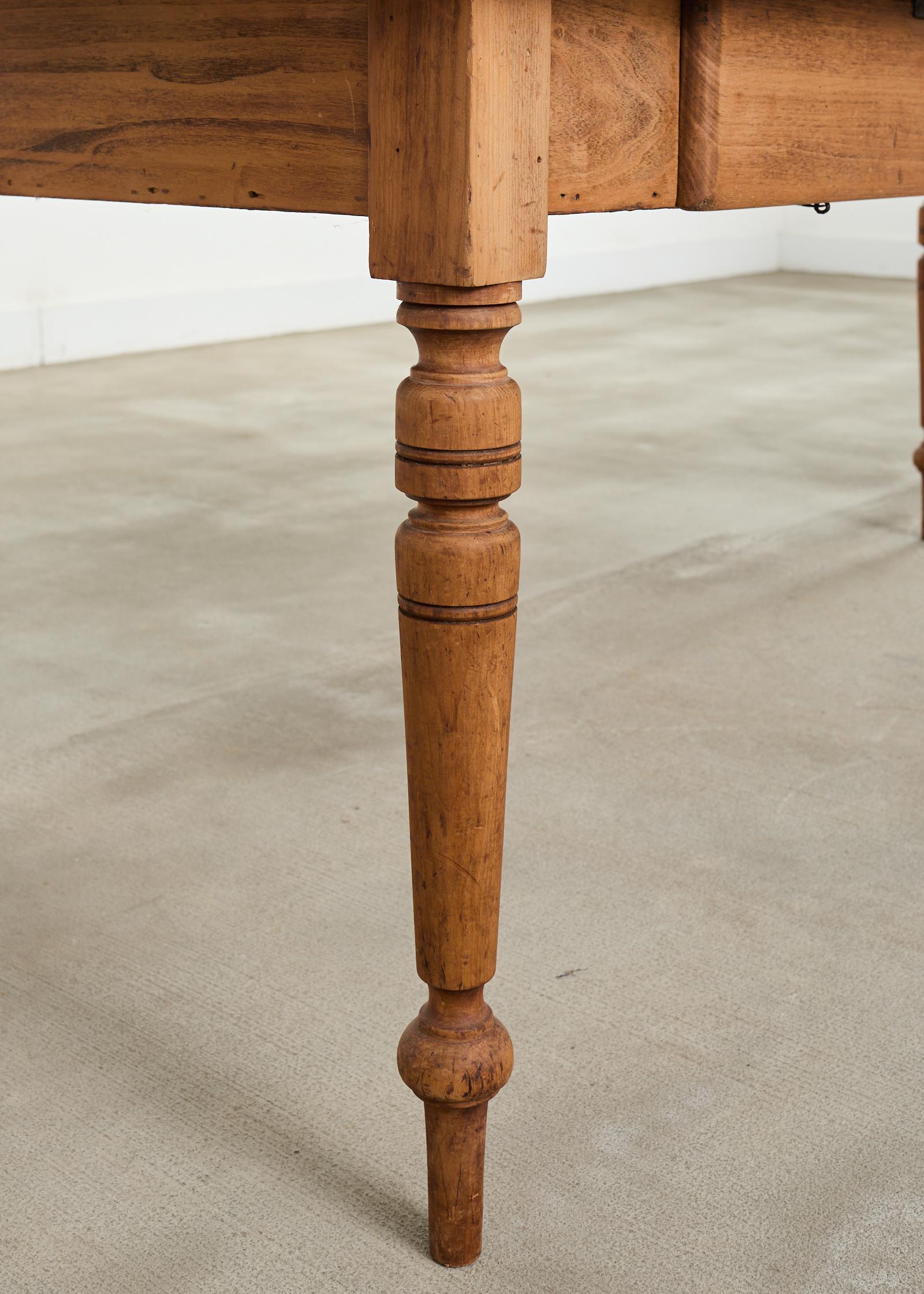 19th Century Country French Provincial Pine Farmhouse Dining Table in vendita 5