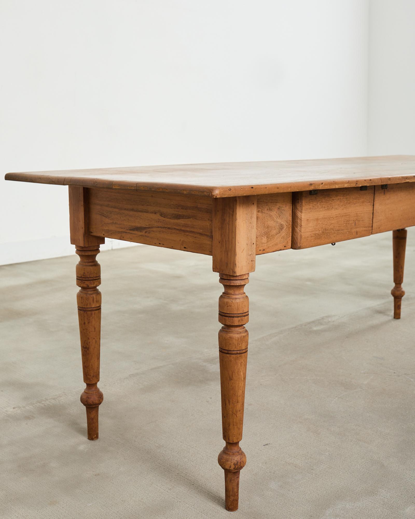 19th Century Country French Provincial Pine Farmhouse Dining Table in vendita 8