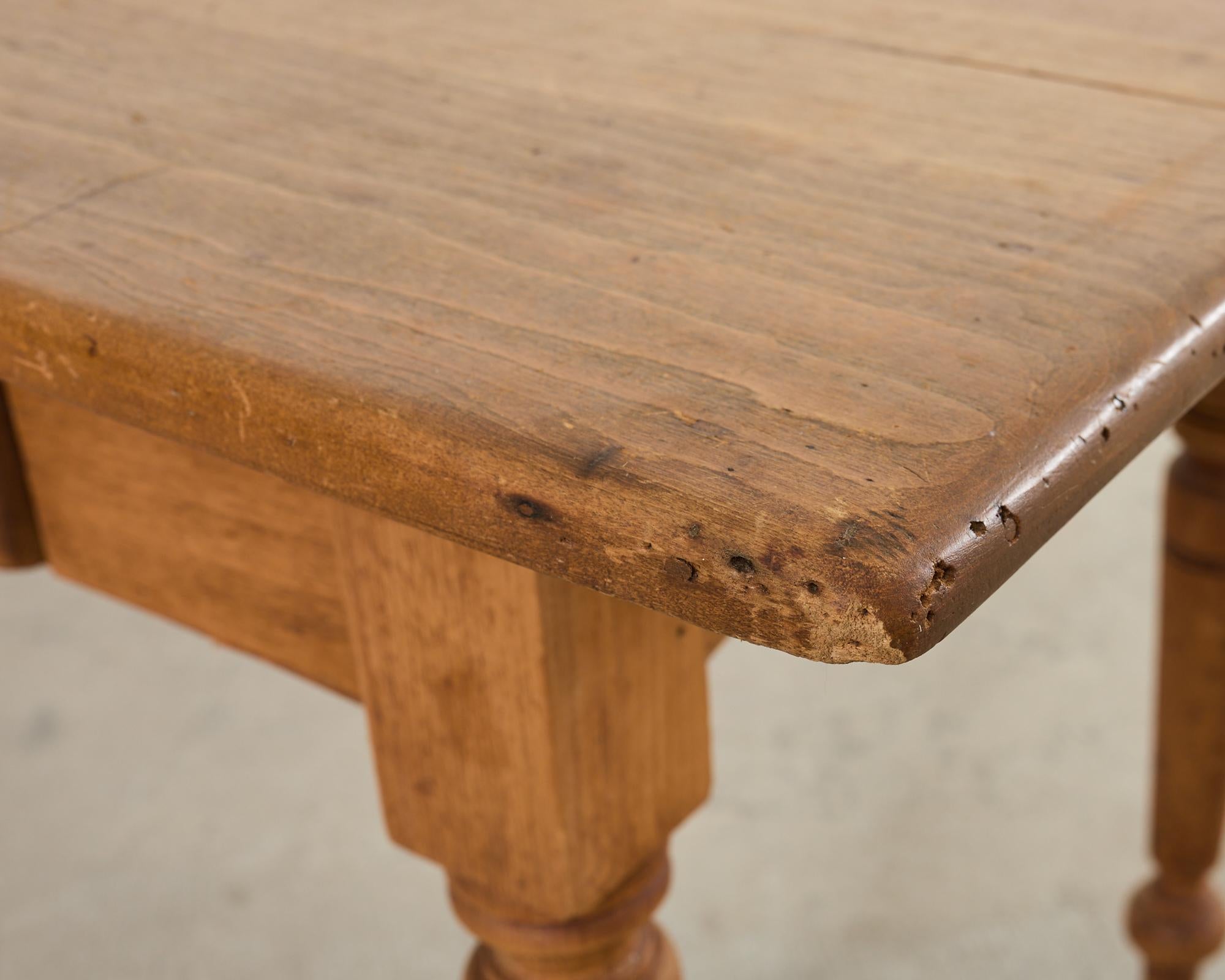 19th Century Country French Provincial Pine Farmhouse Dining Table in vendita 10