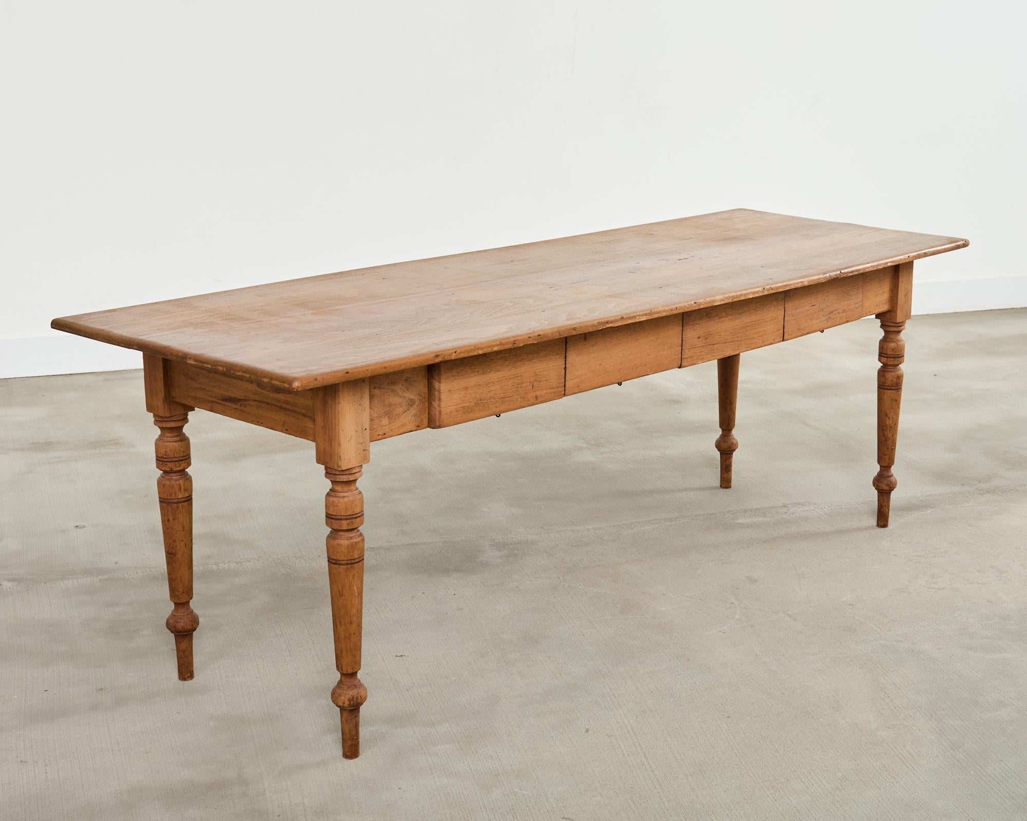 19th Century Country French Provincial Pine Farmhouse Dining Table in vendita 11