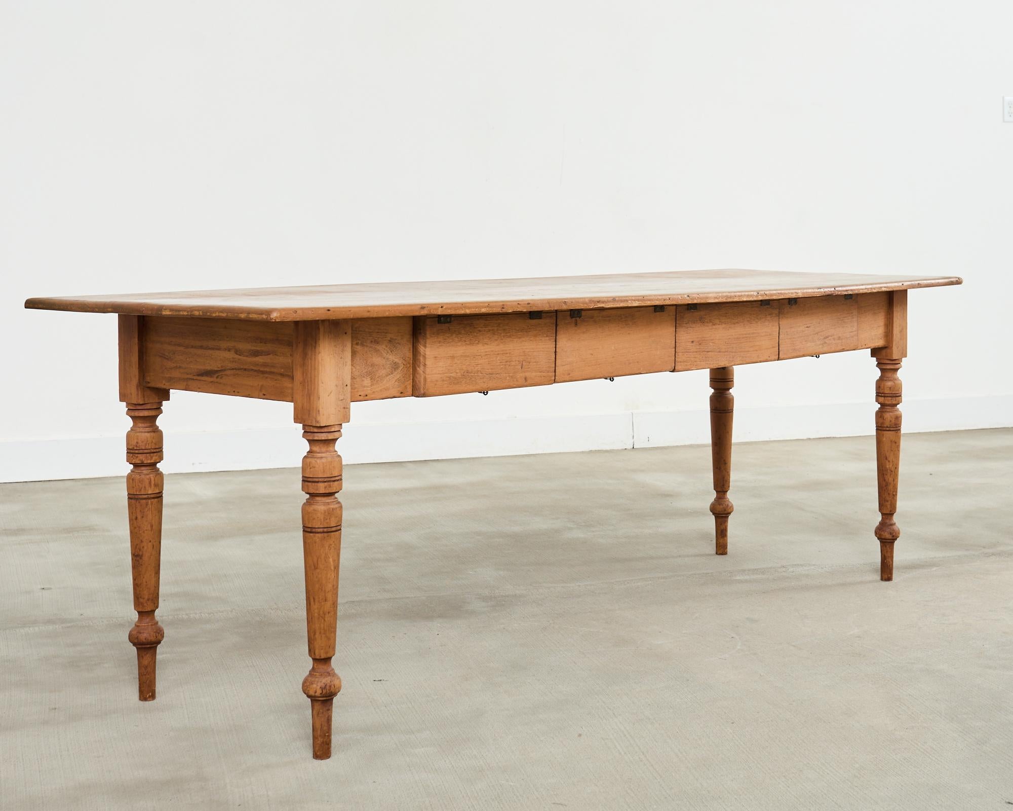 19th Century Country French Provincial Pine Farmhouse Dining Table In condizioni buone in vendita a Rio Vista, CA
