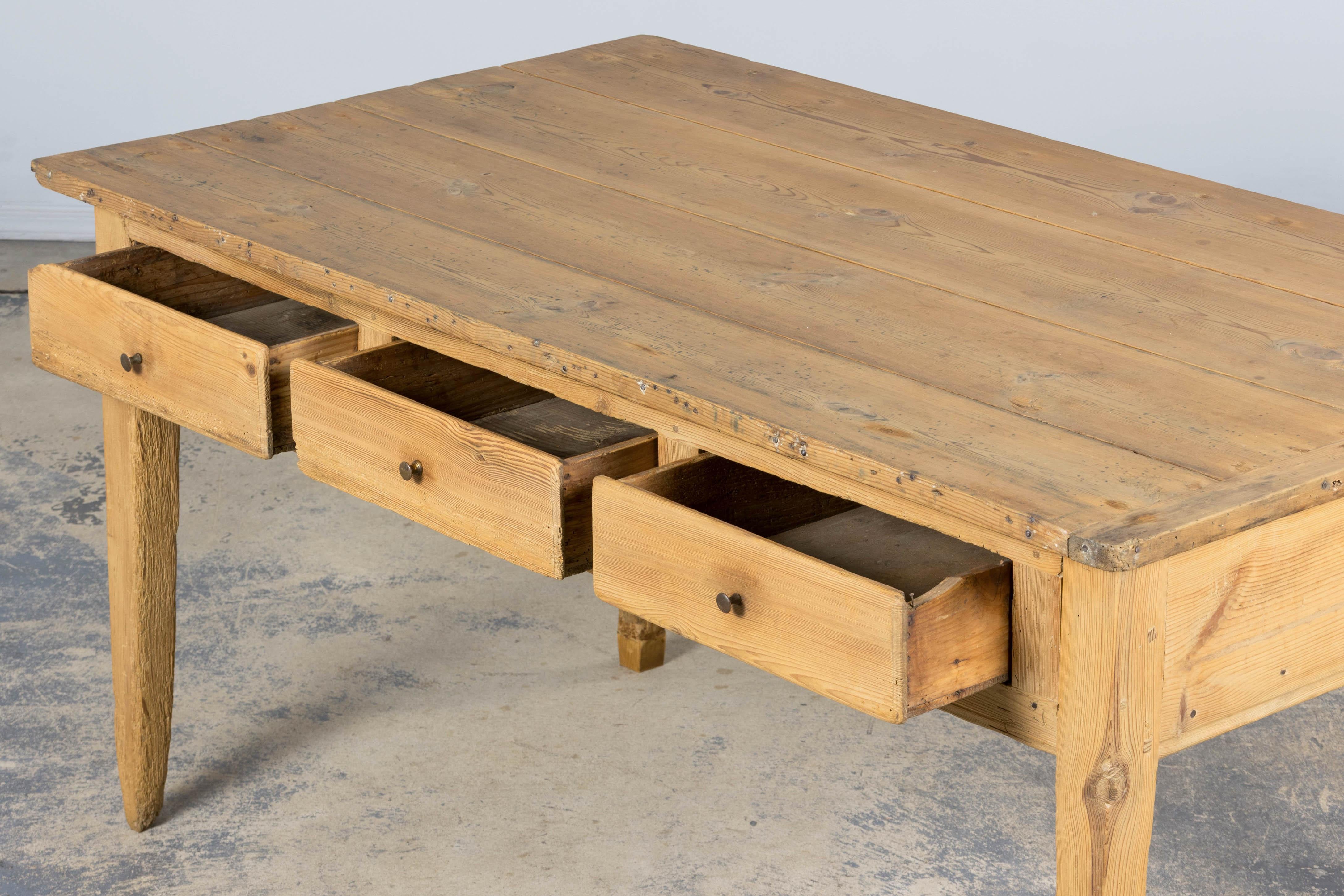 Îlot de ferme en pin providentiel français du 19e siècle en vente 6