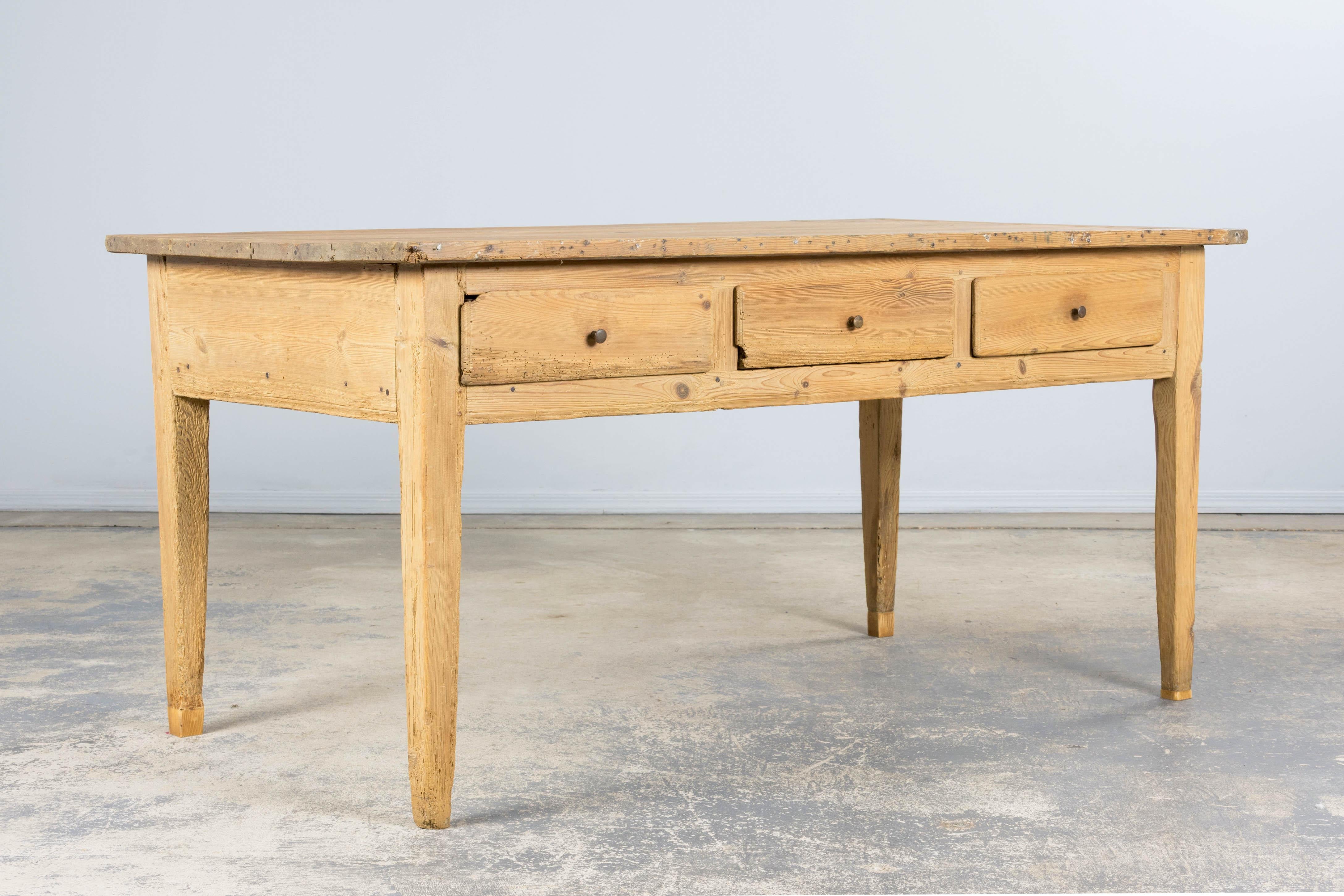 Ilot de cuisine de style provincial français du début du XIXe siècle provenant de Provence, en France. Fabriqué à la main à partir de pin européen massif, ce meuble rustique présente un plateau rectangulaire de 5'2