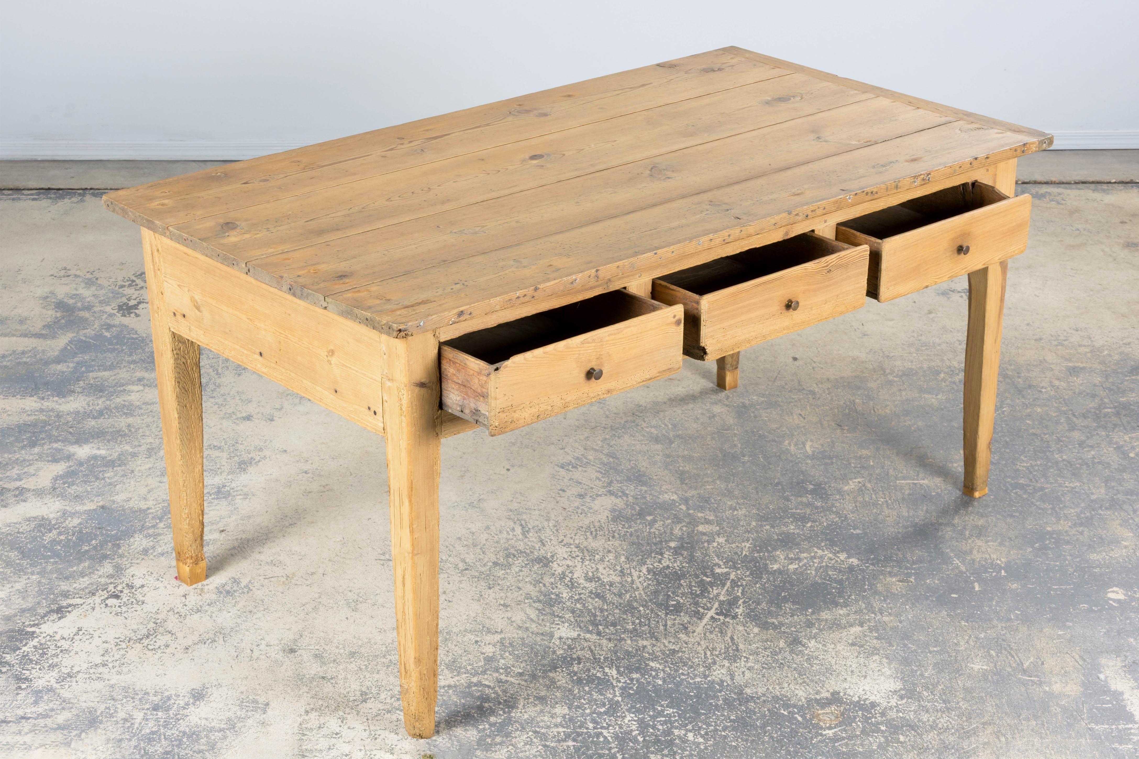 Français Îlot de ferme en pin providentiel français du 19e siècle en vente