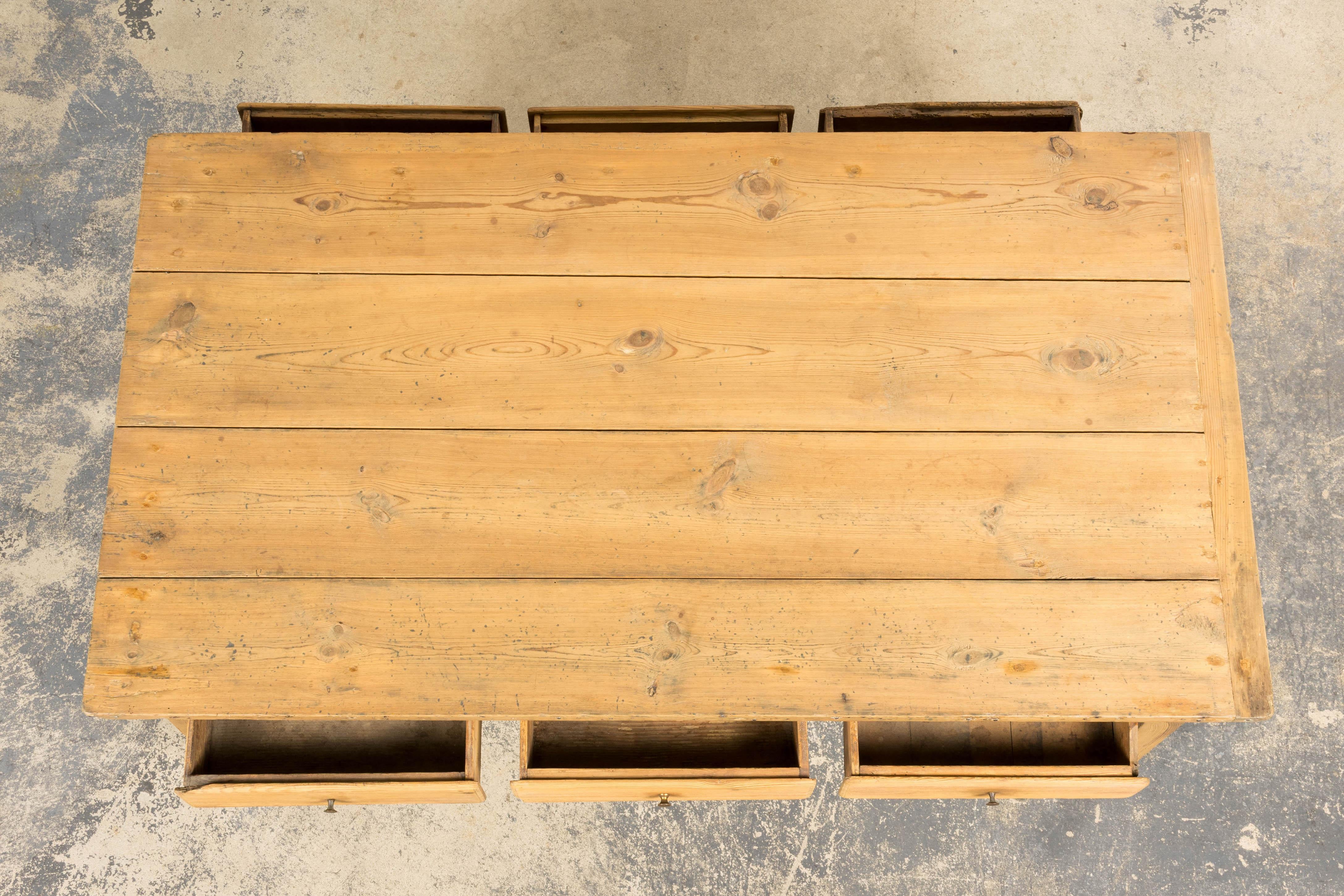 Sculpté à la main Îlot de ferme en pin providentiel français du 19e siècle en vente