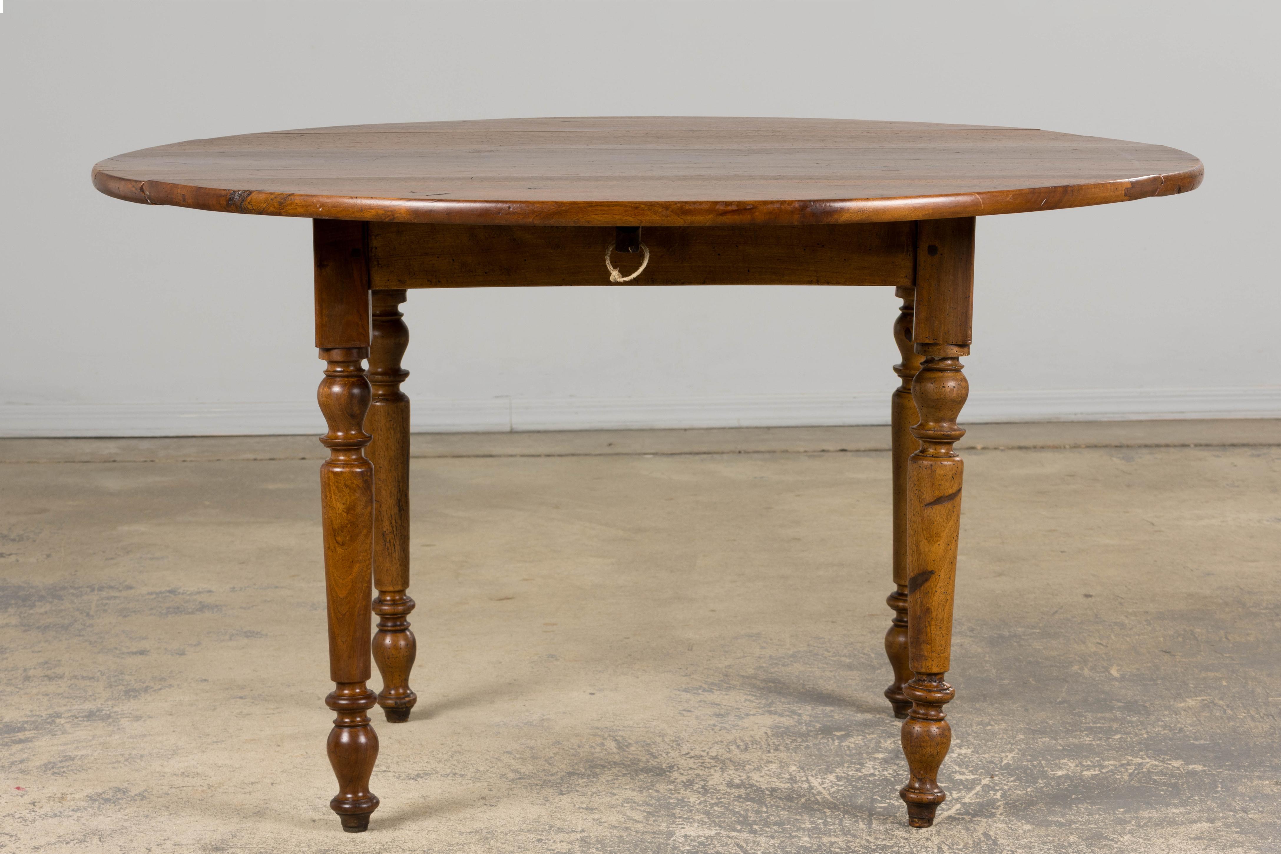 19th Century Country French Provincial Walnut Drop Leaf Table For Sale 15