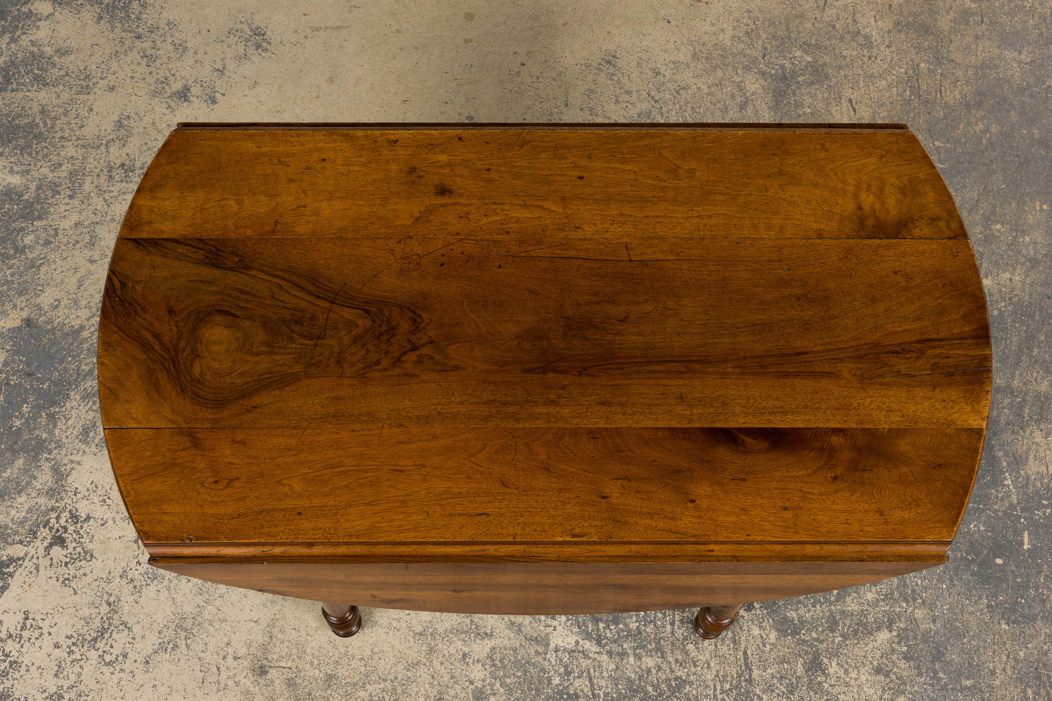 19th Century Country French Provincial Walnut Drop Leaf Table In Good Condition For Sale In Astoria, NY