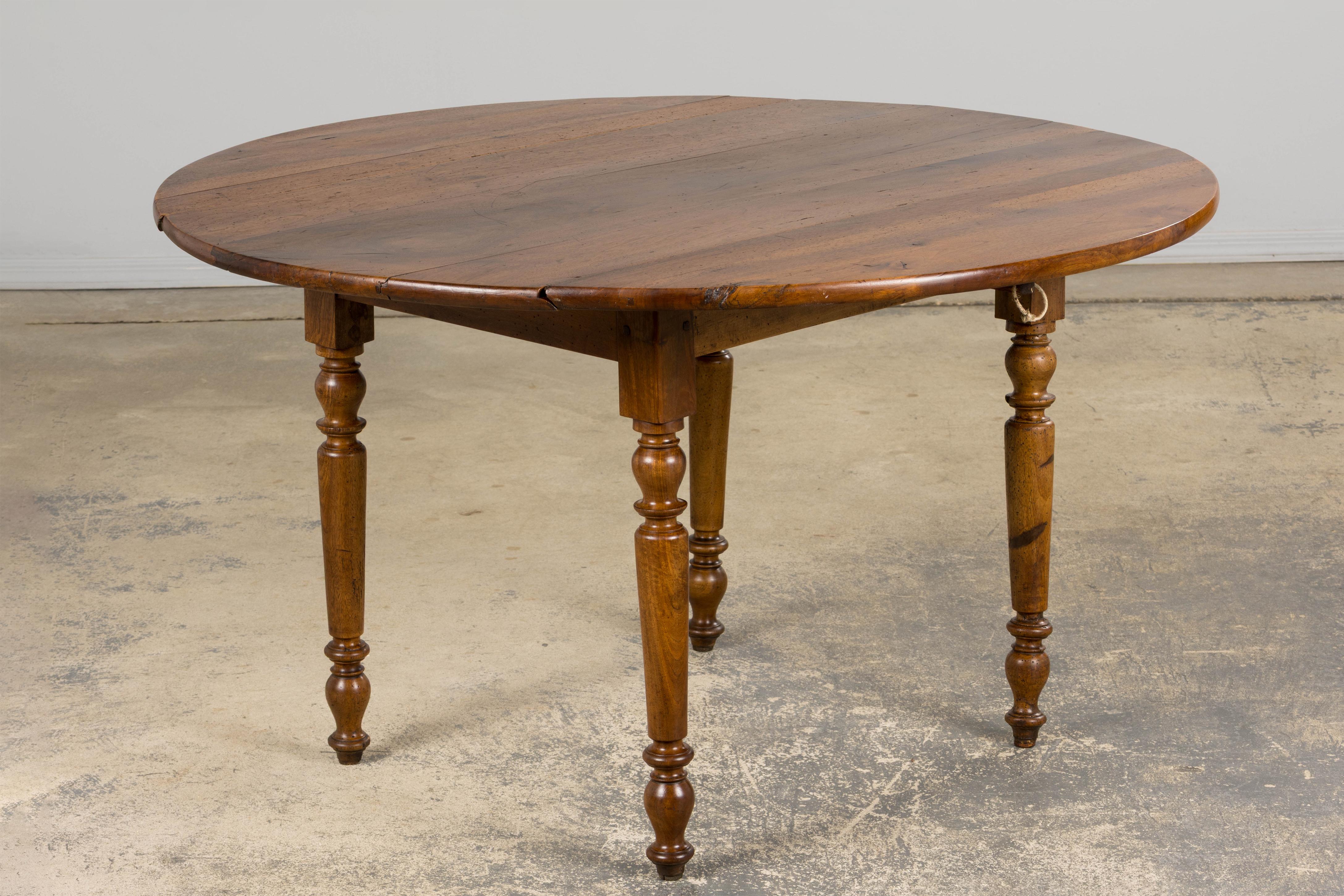 19th Century Country French Provincial Walnut Drop Leaf Table For Sale 4