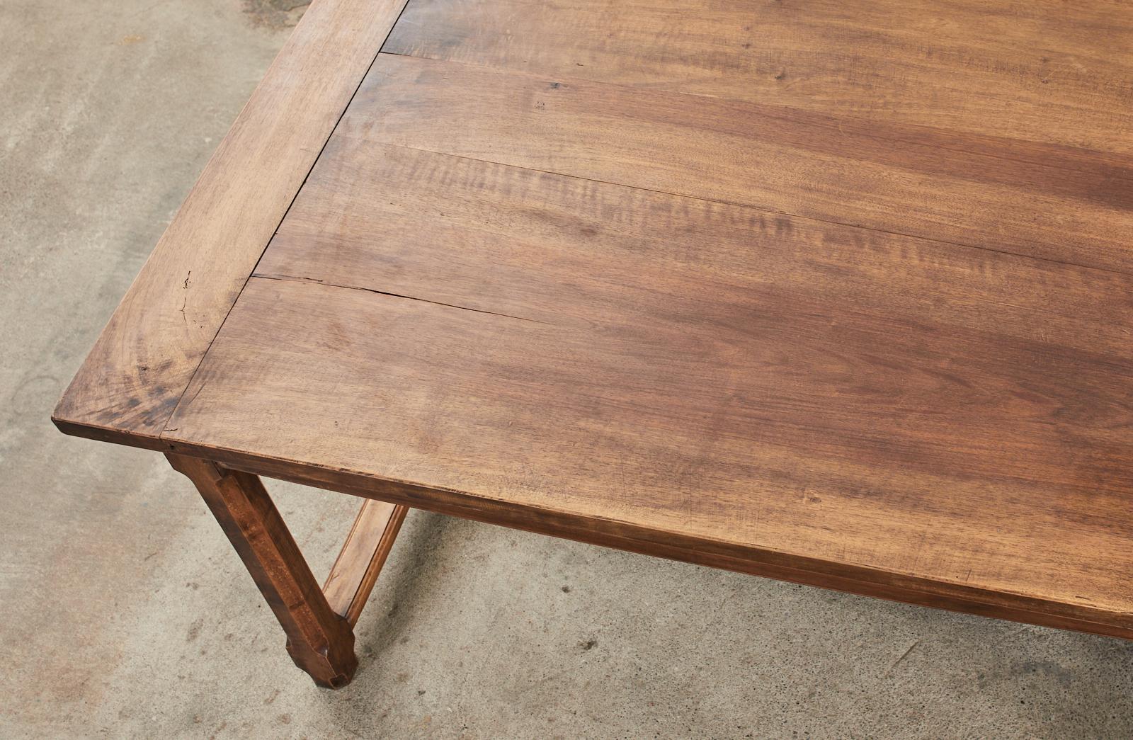 Table de salle à manger de ferme provinciale française du 19ème siècle en noyer Abîmé - En vente à Rio Vista, CA