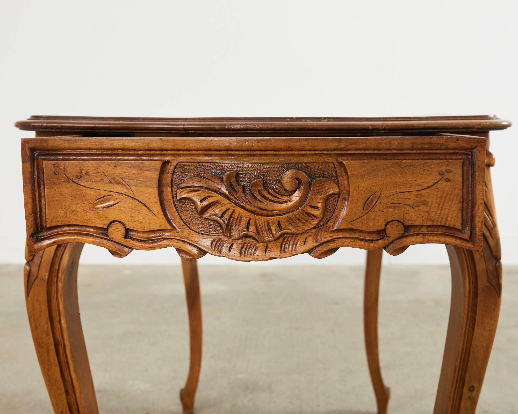 Scrivania da tavolo in legno di noce della provincia francese del XIX secolo in vendita 3