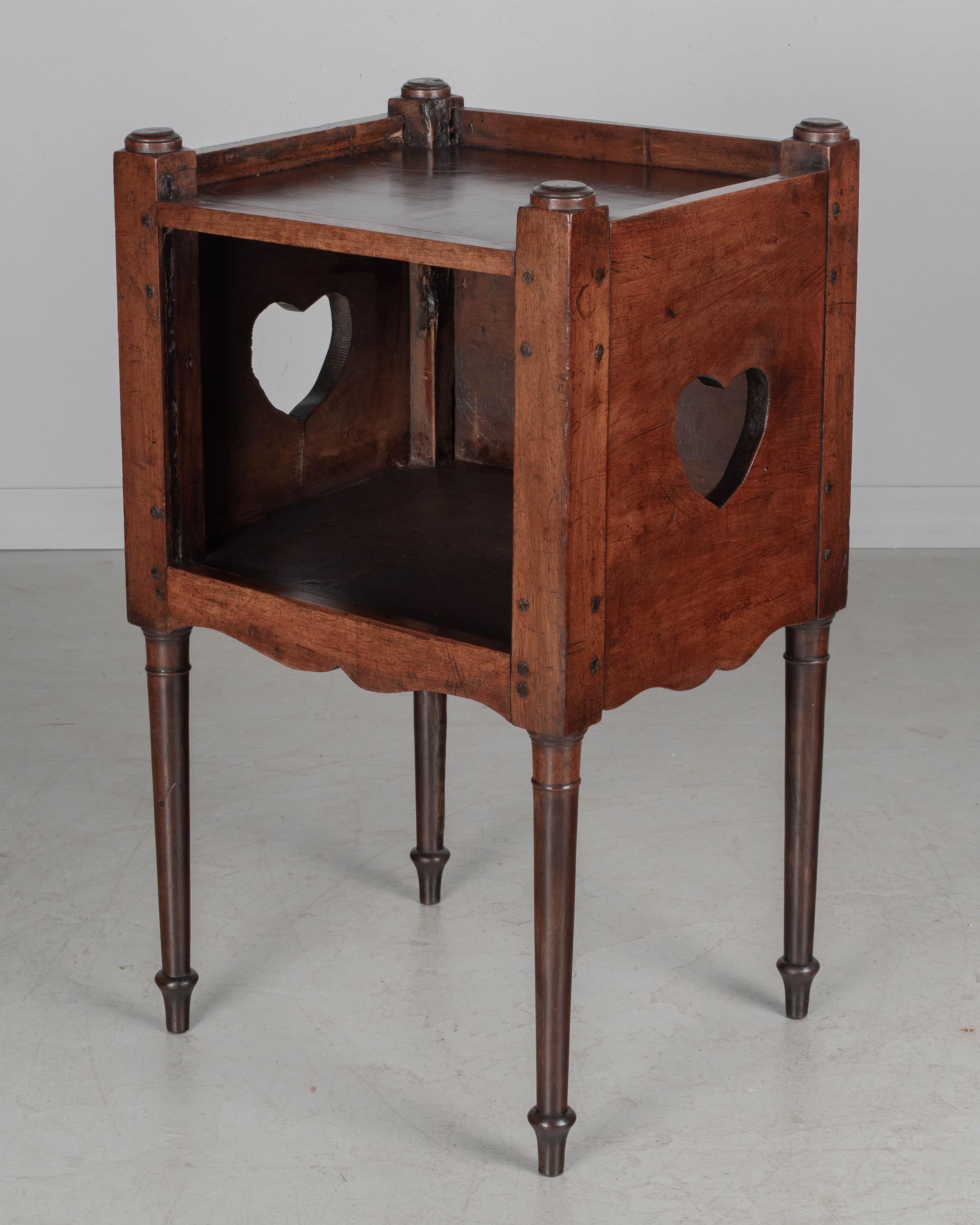 Mesa auxiliar francesa del siglo XIX Luis XVI en venta