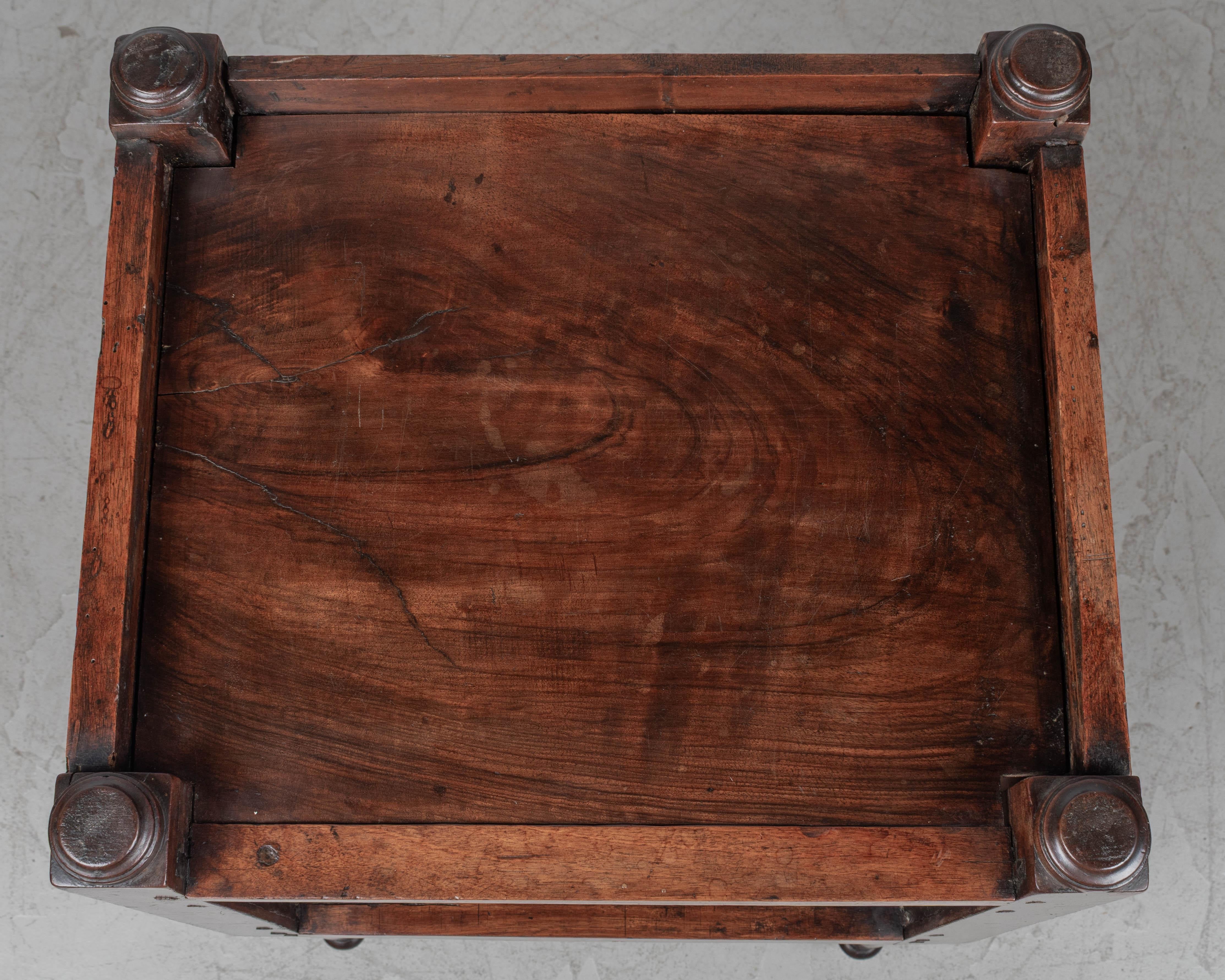 Mesa auxiliar francesa del siglo XIX en venta 1