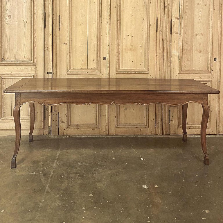 19th Century Country French Walnut Dining Table In Good Condition For Sale In Dallas, TX