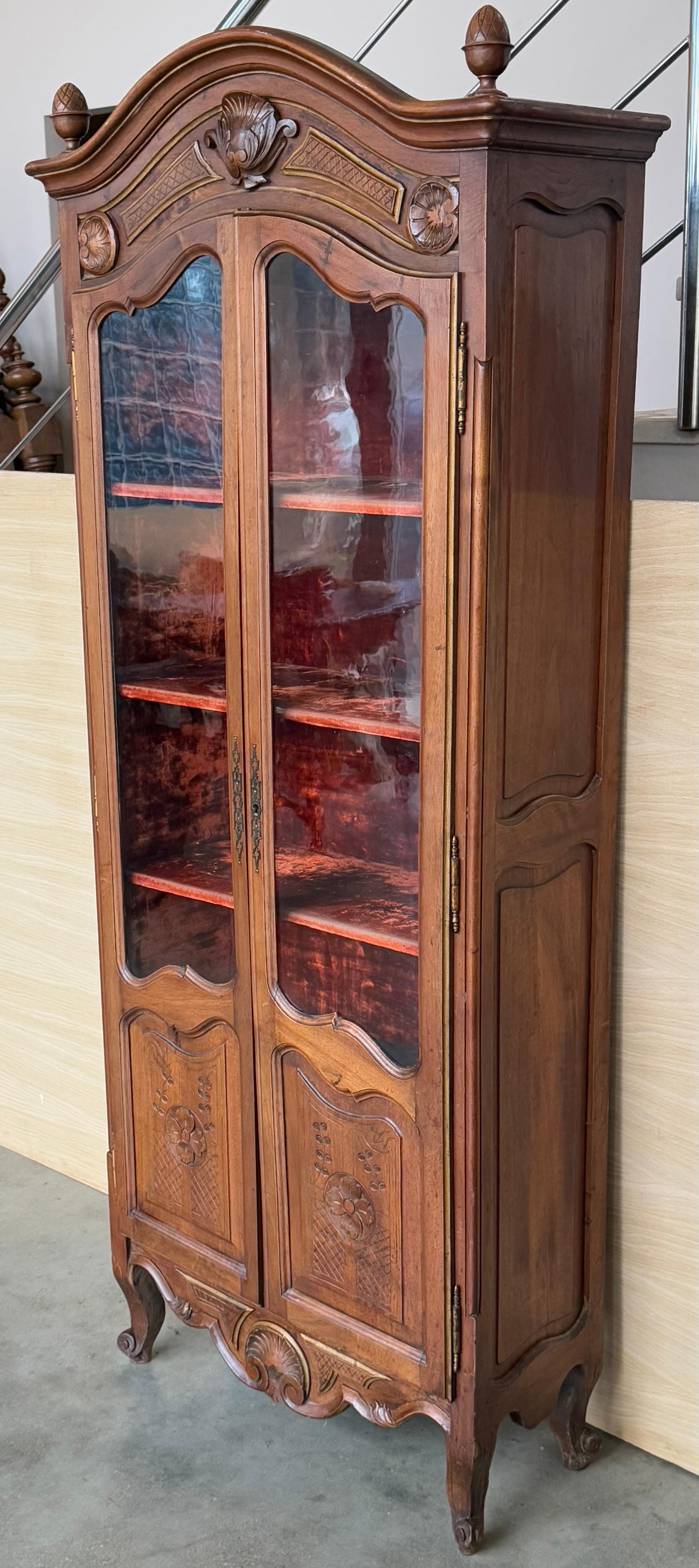 Stile provenzale Vetrina in legno di noce francese del XIX secolo in vendita