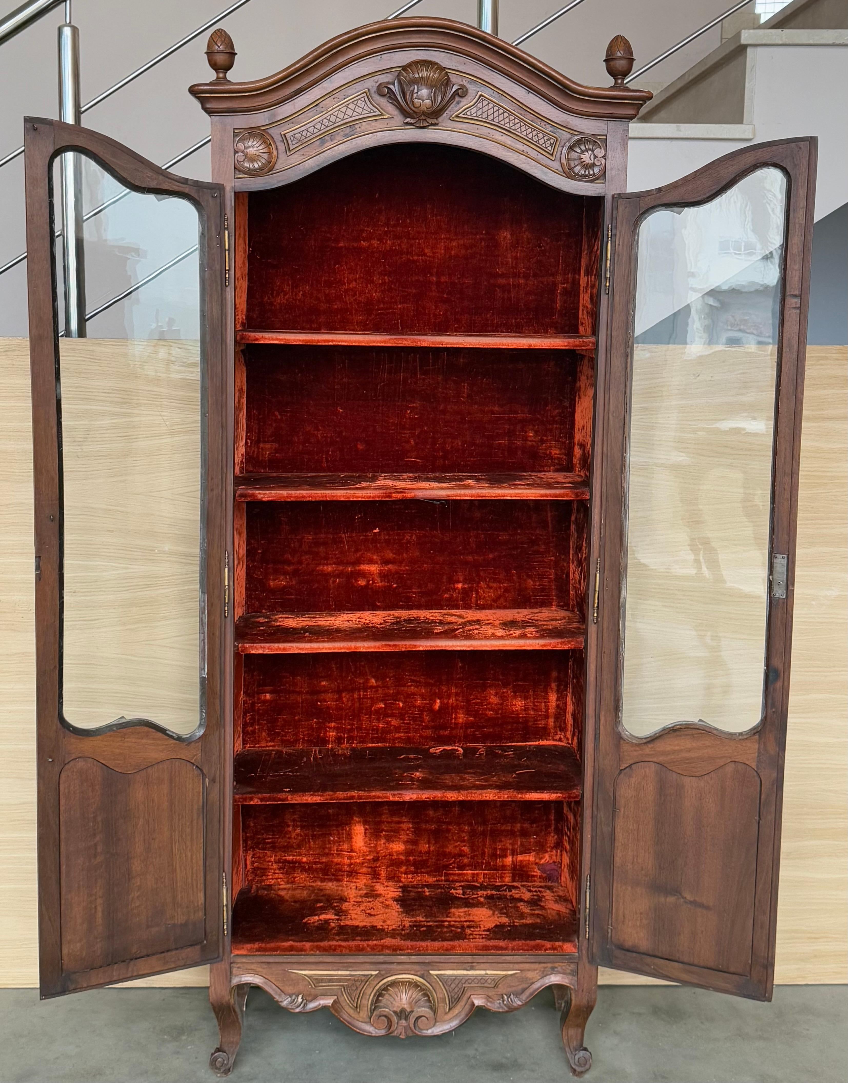 Vetrina in legno di noce francese del XIX secolo In condizioni buone in vendita a Miami, FL