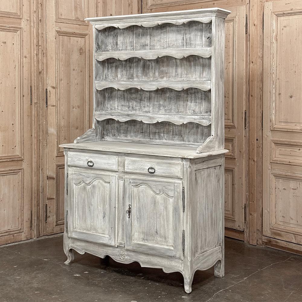 Das Vaisselier ~ Buffet ~ Cupboard im französischen Landhausstil des 19. Jahrhunderts ist ein klassisches Design, das Ihre Küche oder Ihren Essbereich mit Bravour verschönern wird!  Es wird in Handarbeit mit altbewährten Techniken hergestellt, die