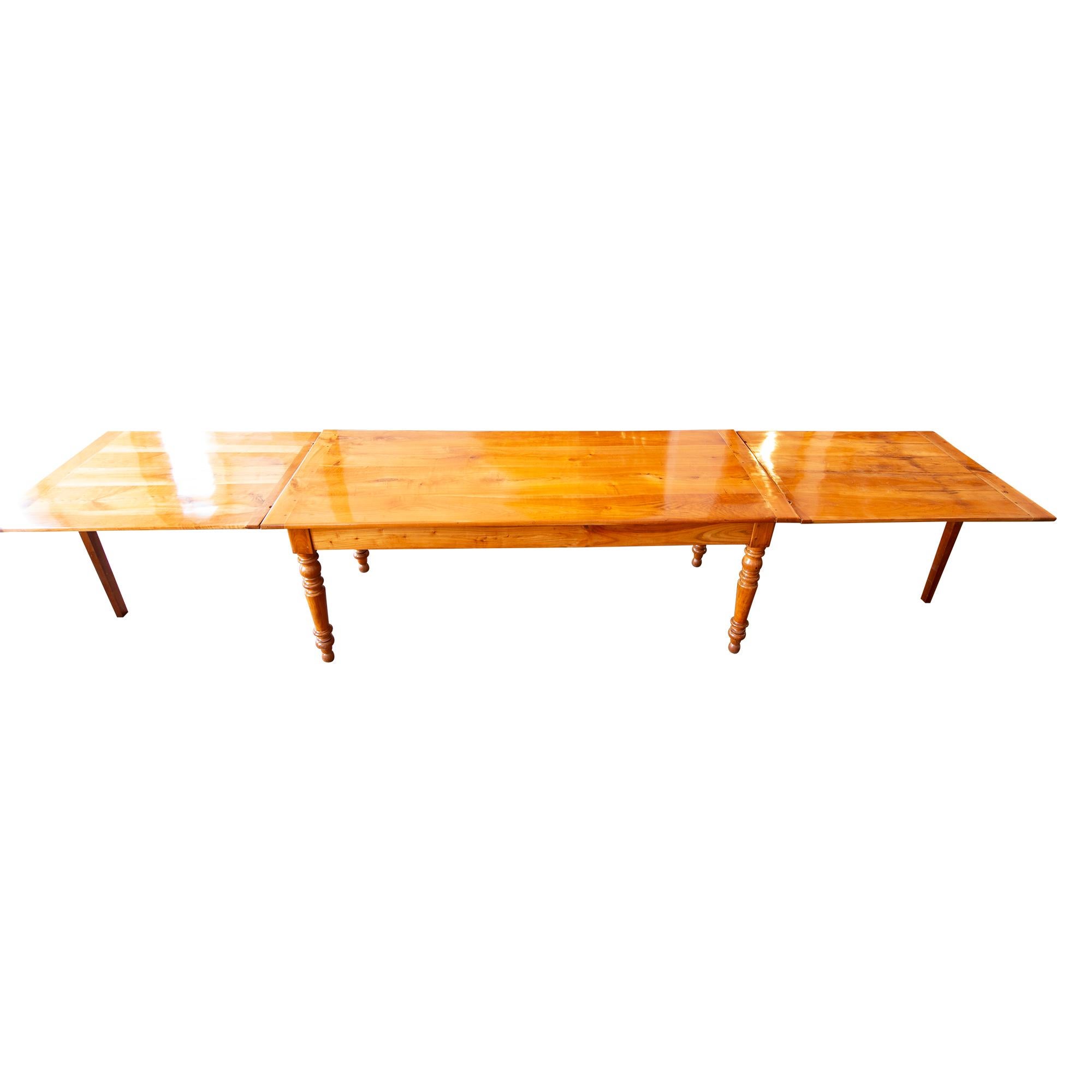 19th Century Country House Biedermeier Cherrywood Extendable Table In Good Condition For Sale In Darmstadt, DE