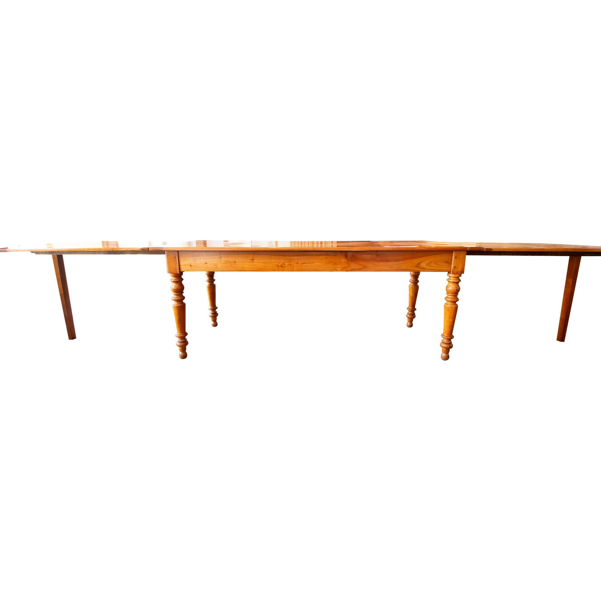 Ausziehbarer Biedermeier-Tisch aus Kirschbaumholz im Landhausstil, 19. Jahrhundert (Kirsche) im Angebot