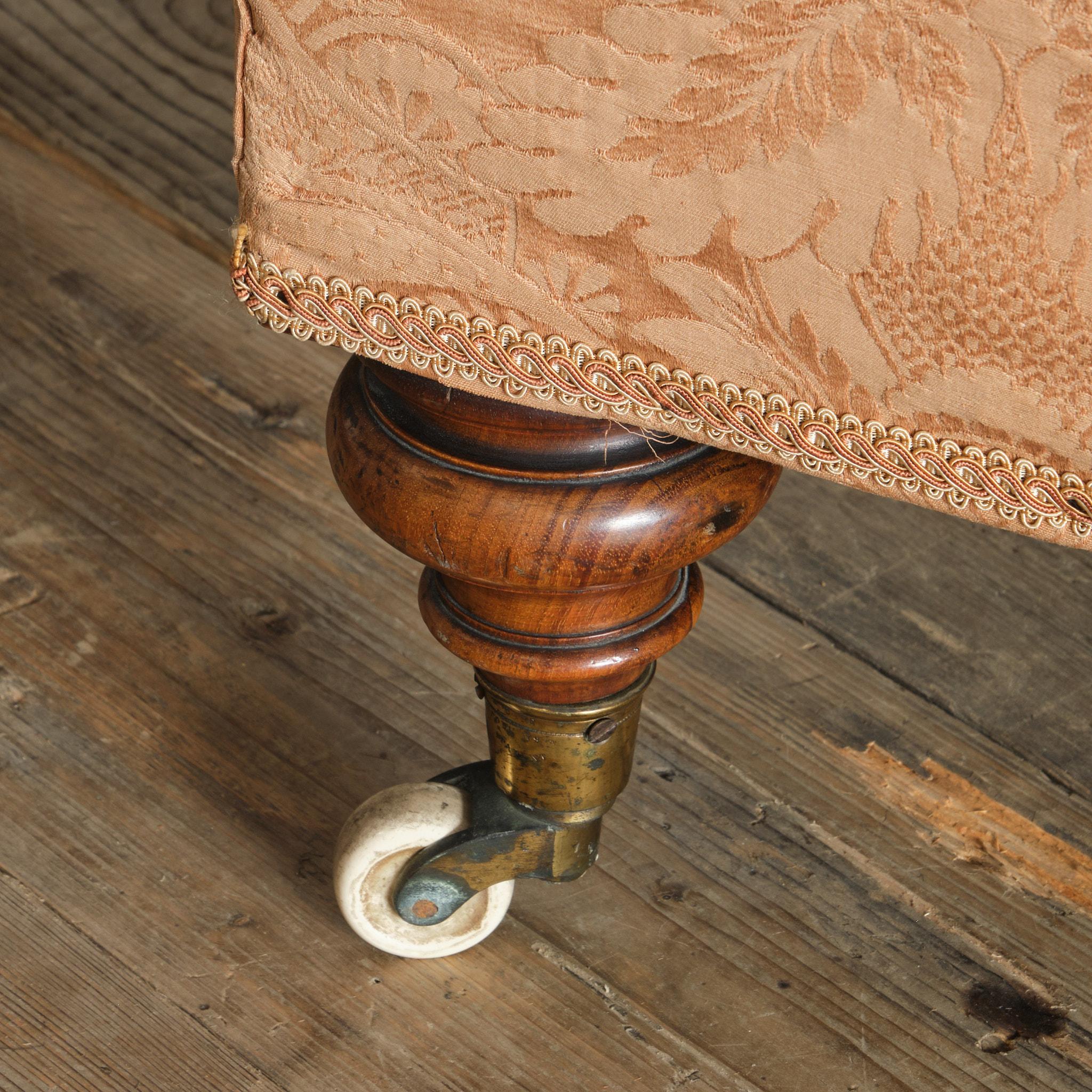Walnut 19th Century Country House Chaise Longue For Sale