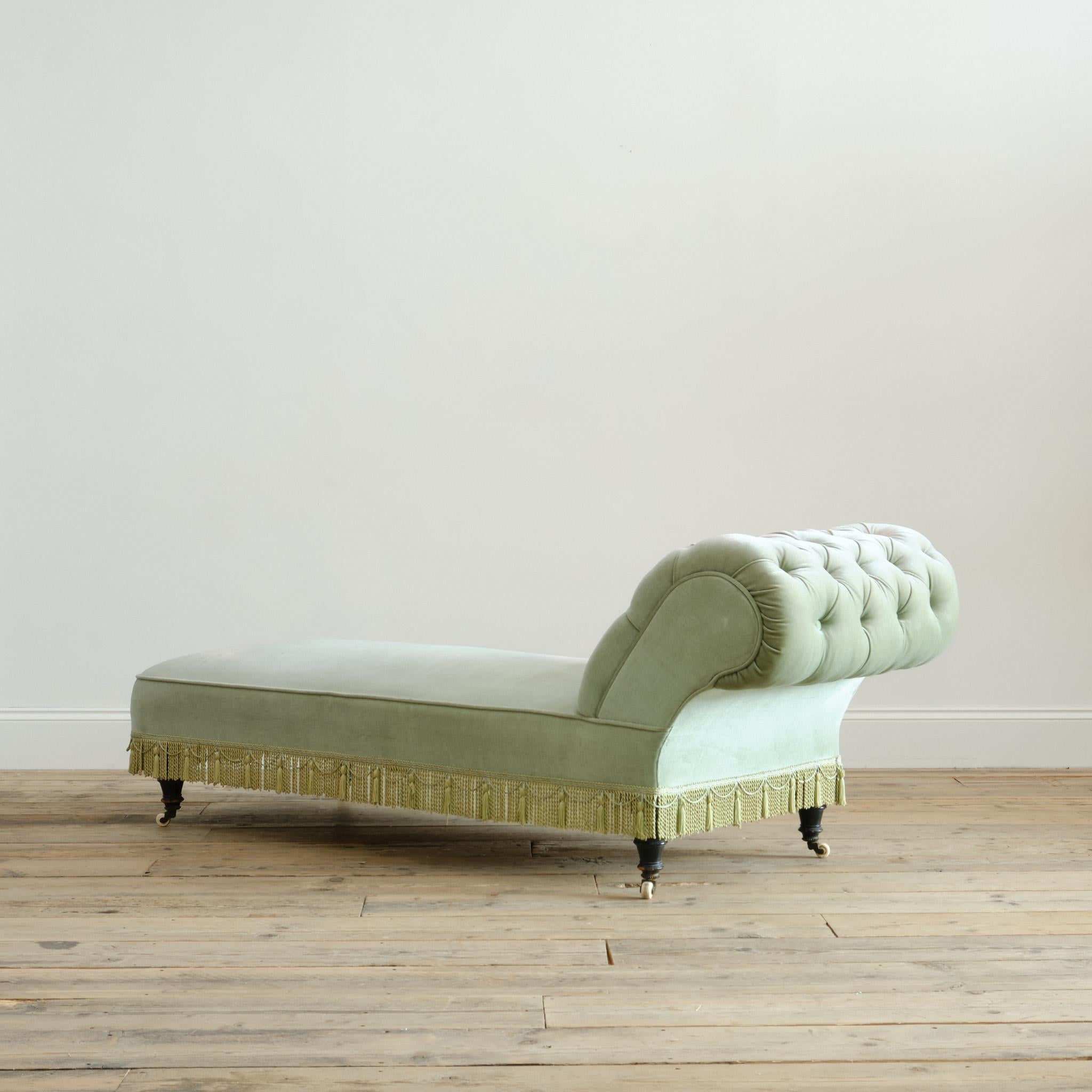 Un letto da giorno in stile Howard del XIX secolo di buona qualità in velluto verde chiaro con finiture in nappa. Si erge su gambe tornite in noce ebanizzato con le rotelle originali. 

In buone condizioni strutturali, con interiora belle e solide.
