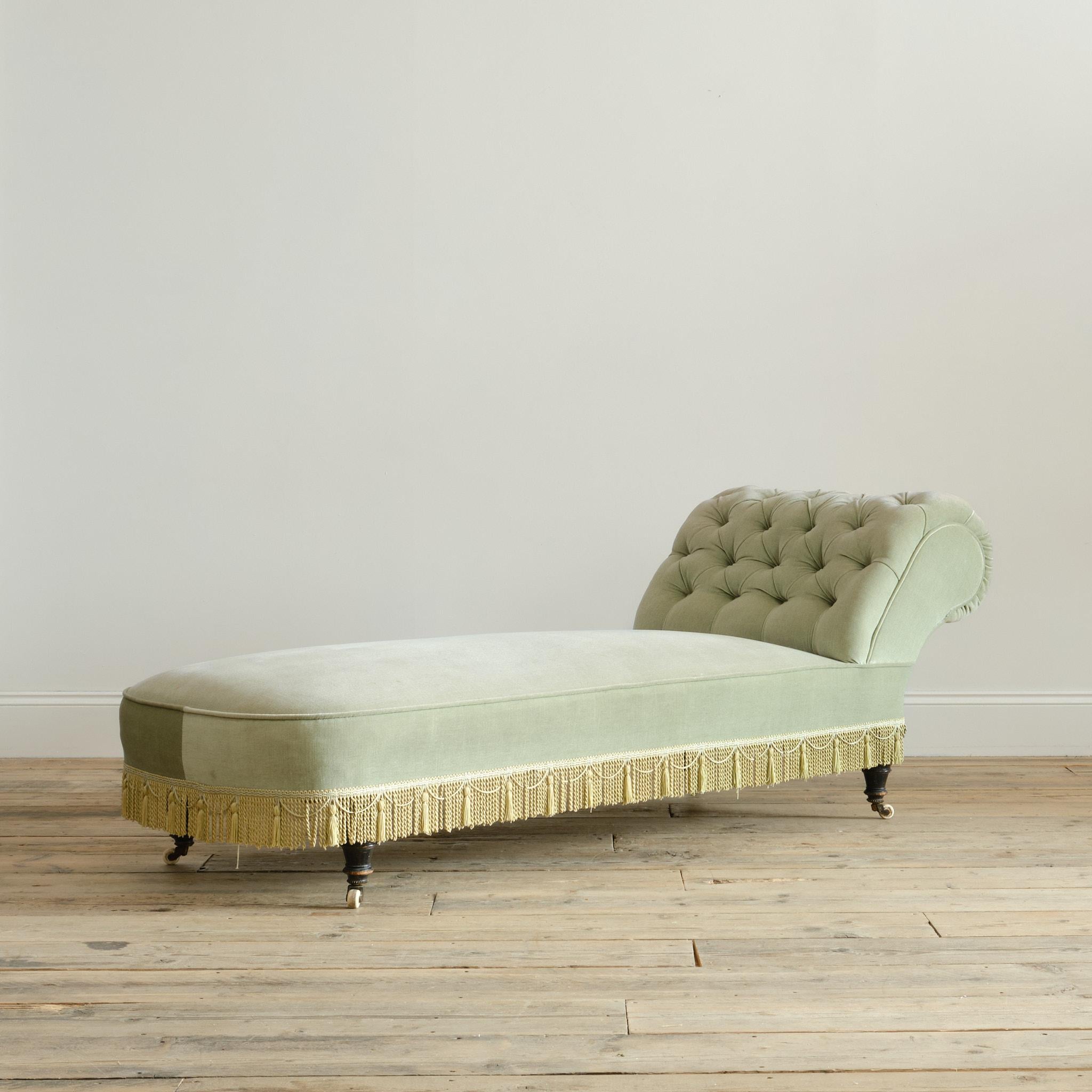 Britannico Letto da giorno in velluto verde della casa di campagna del XIX secolo in vendita