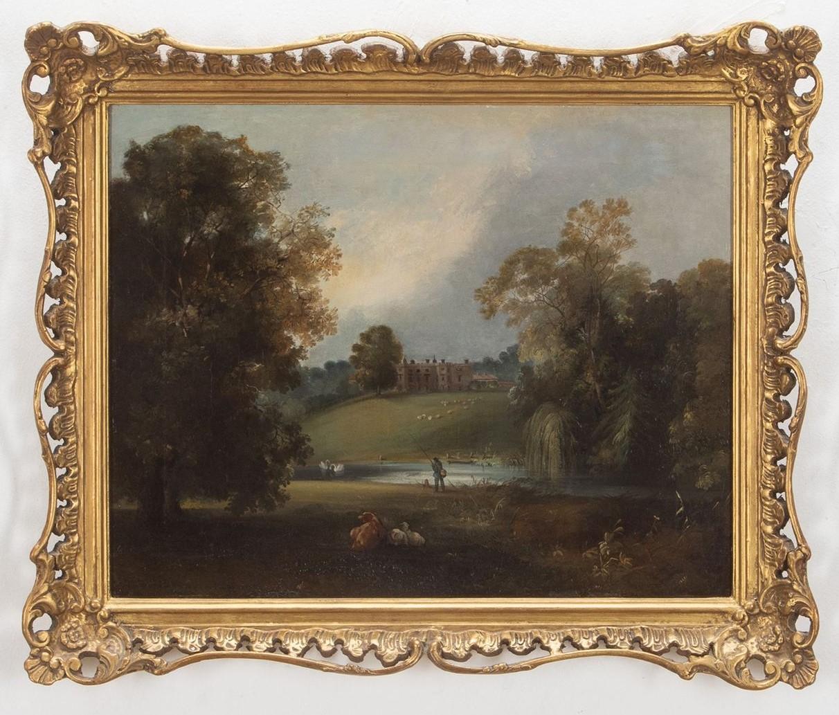 Un affascinante olio su tela dell'inizio del XIX secolo raffigurante una grande casa di campagna in un parco, con pecore, bovini e una coppia di cigni su un fiume con un signore che pesca. Circa 1830. Alla maniera di Richard Banks Harranden.