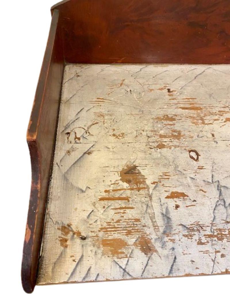 Lavabo di campagna Sheraton del XIX secolo dipinto a grana, circa 1820, lavabo in pino artigianale dipinto a mano con una finta grana di mogano, con schienale sagomato a tre quarti sopra una superficie rettangolare dipinta con una finta grana di