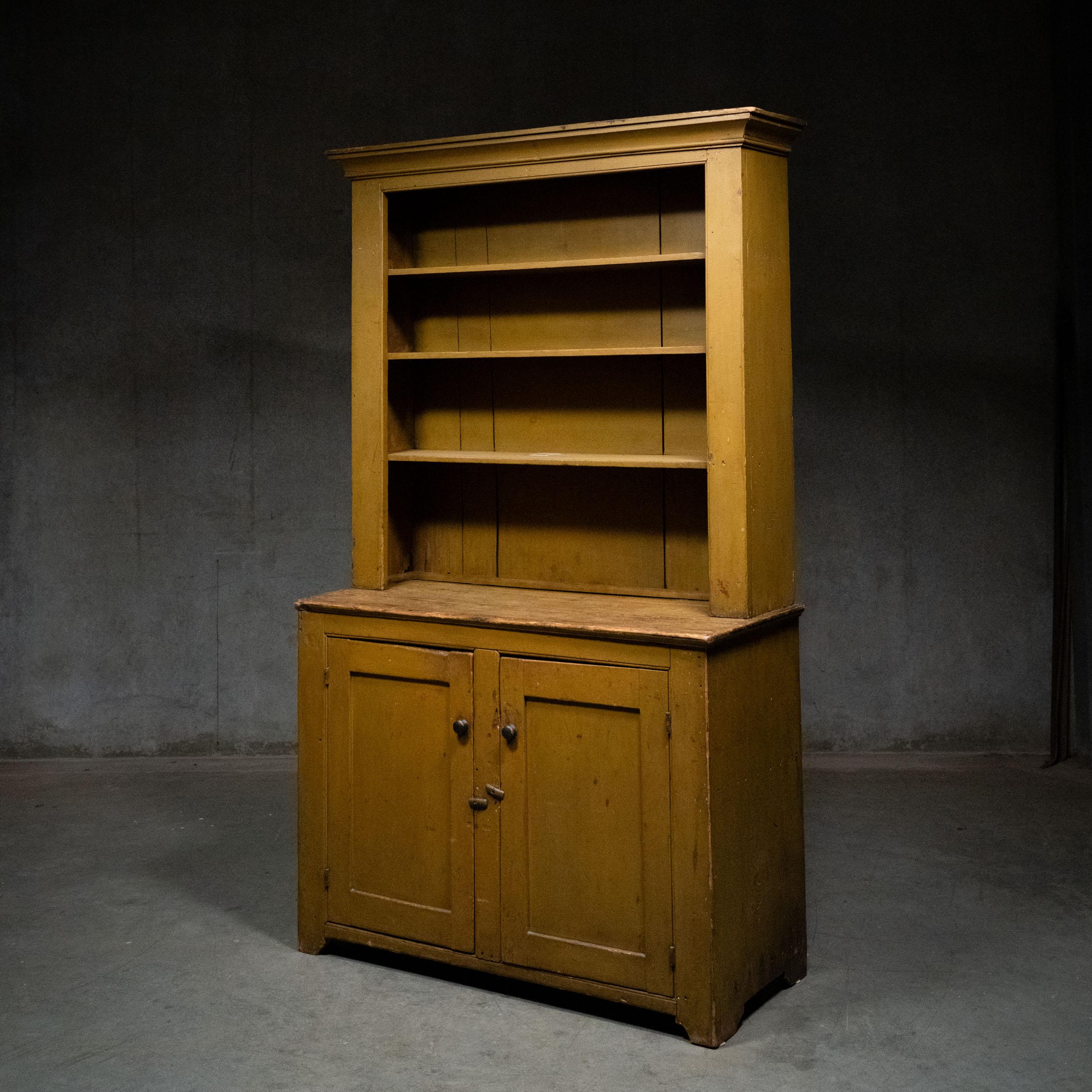 19th century country step back pine cupboard American In Good Condition In Surrey, BC