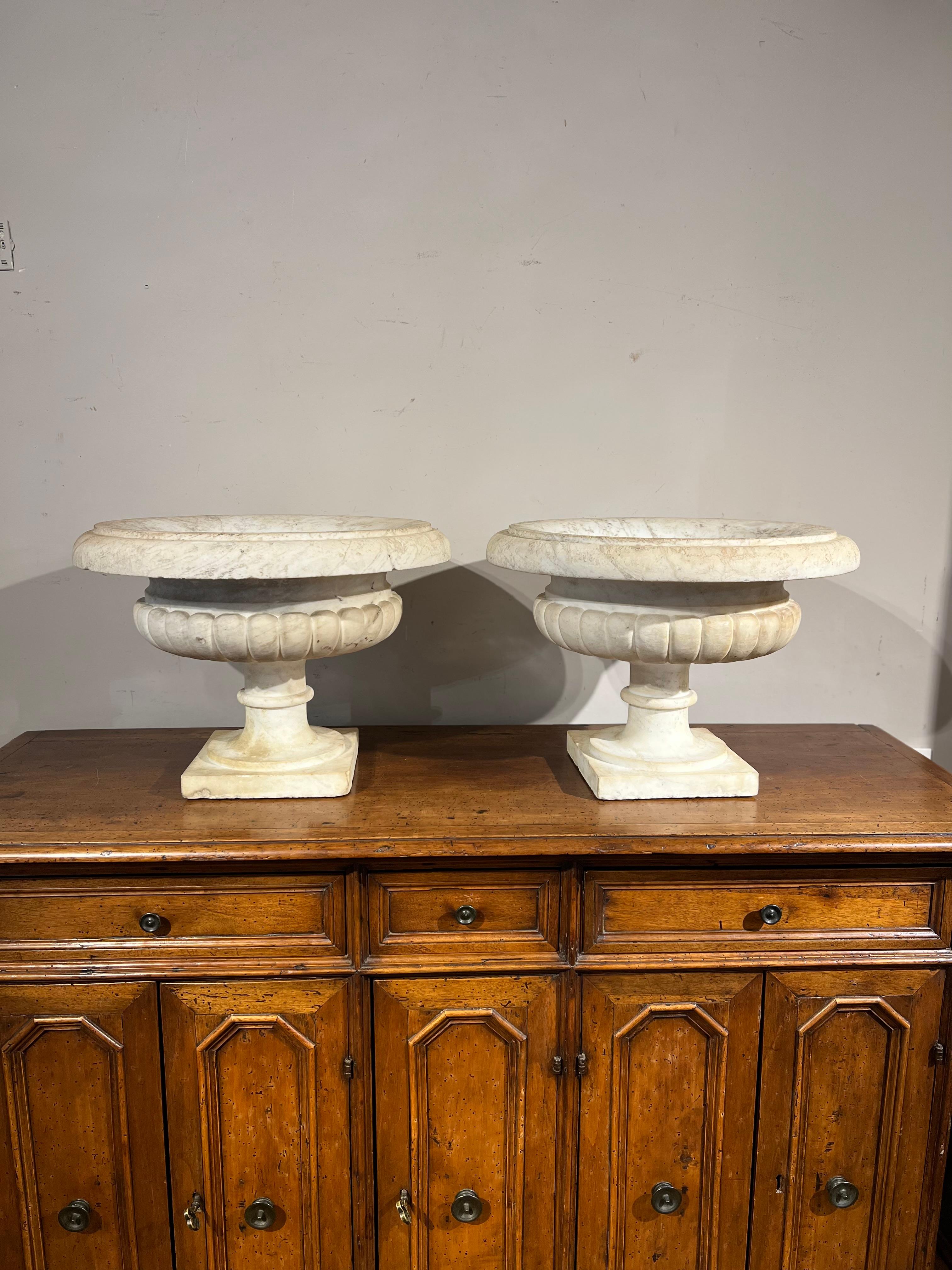 Couple de bassins en marbre de Carrare du 19e siècle Bon état - En vente à Firenze, FI