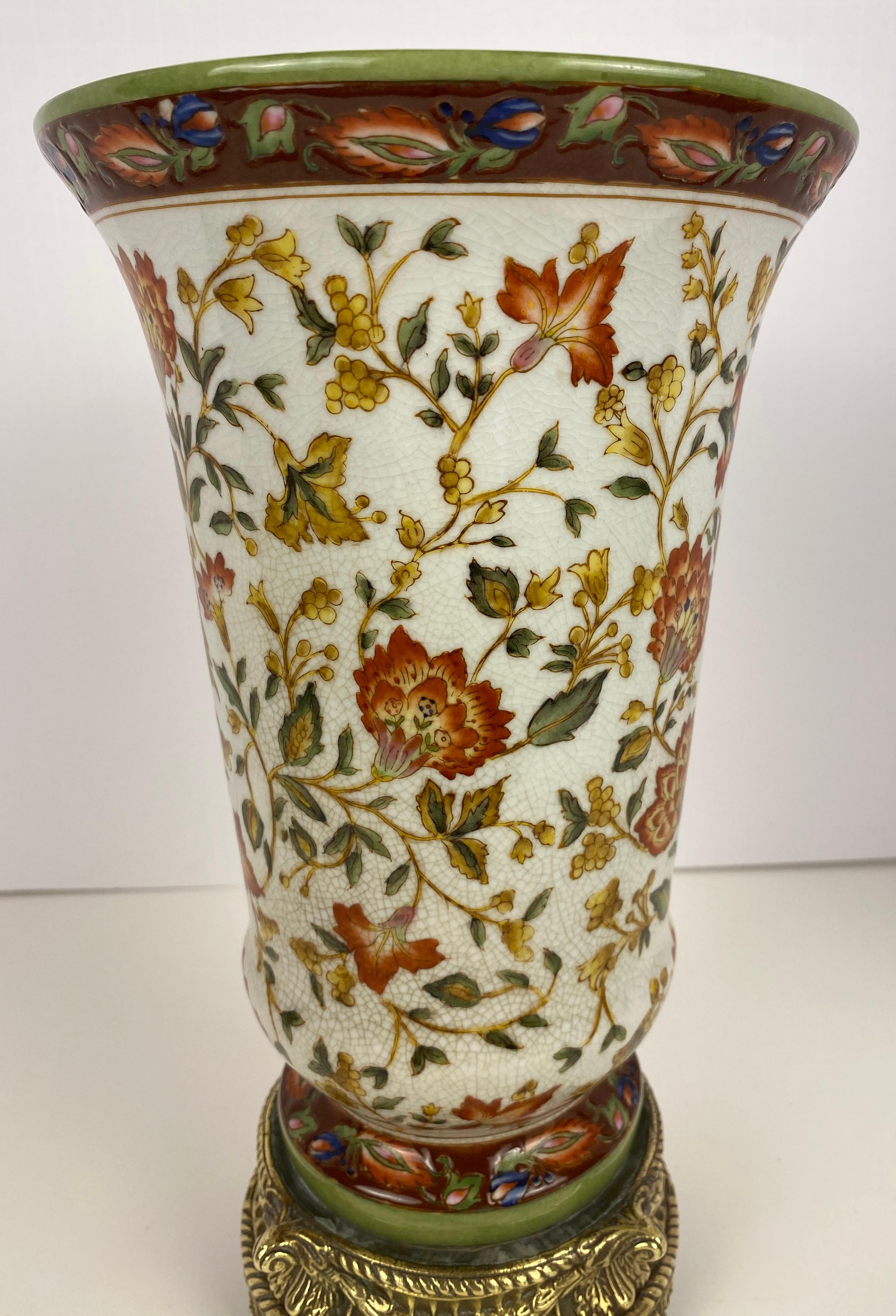 Un bel vaso di porcellana in stile Luigi XVI montato su una base di bronzo.
Lo sfondo bianco con i fiori e i dettagli floreali sono molto piacevoli da vedere. Questo vaso in porcellana montato su una base in bronzo è perfetto per esporre il tuo