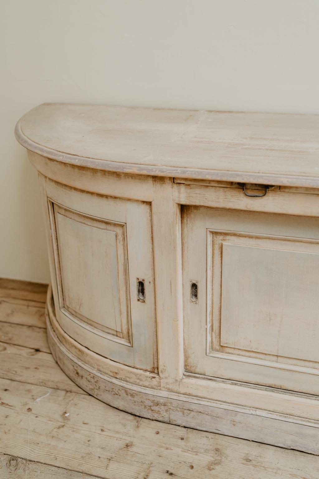 19th Century Creamcolored Pinewood Bakeryshop Counter/Enfilade/Dresser In Good Condition In Brecht, BE