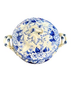 Soupière et plats en faïence de Creil Montereau Flora blanc et bleu du 19e siècle
