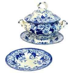 Soupière et plats en faïence de Creil Montereau Flora blanc et bleu du 19e siècle
