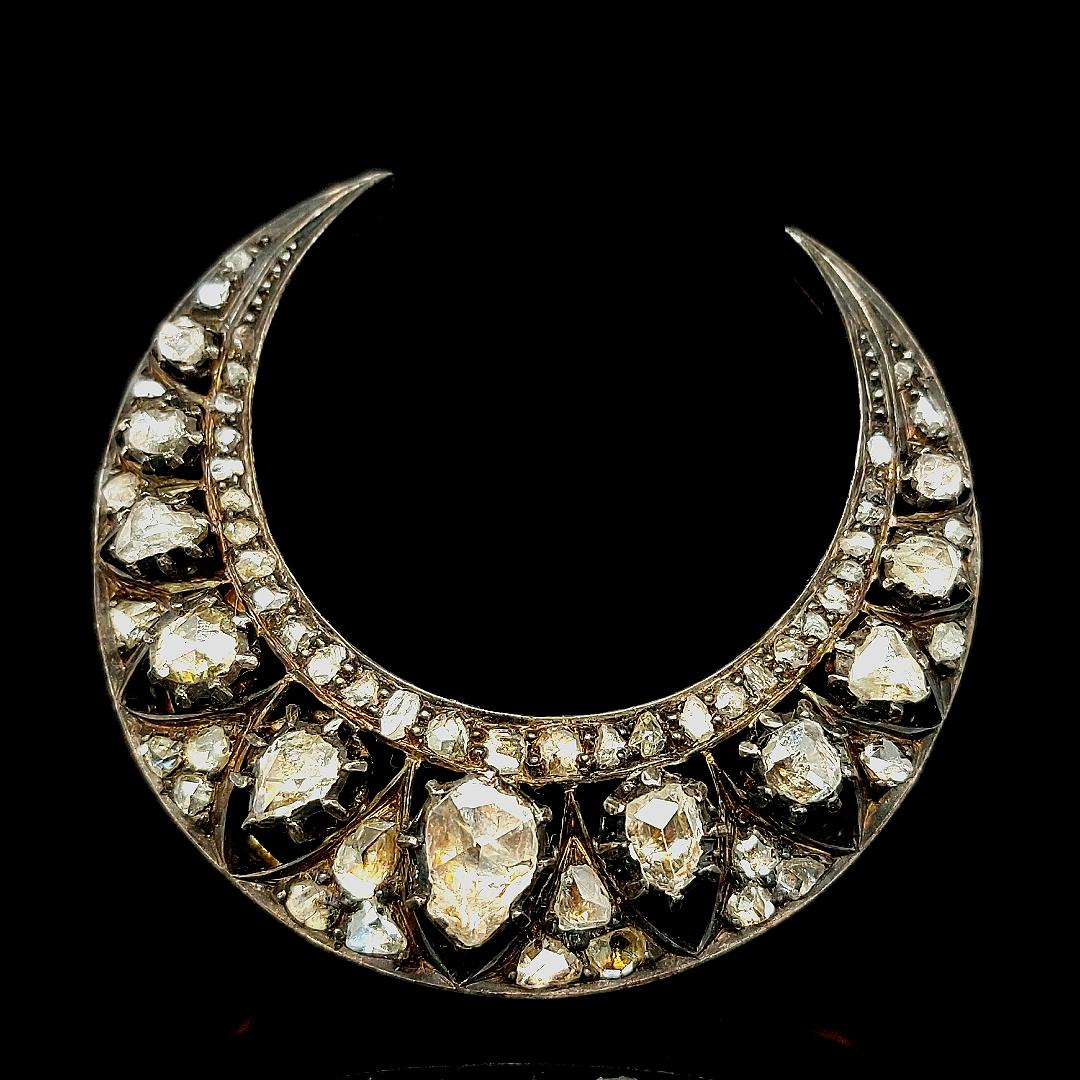 Victorien Broche en forme de croissant de lune en argent et or avec diamants taille rose, XIXe siècle en vente