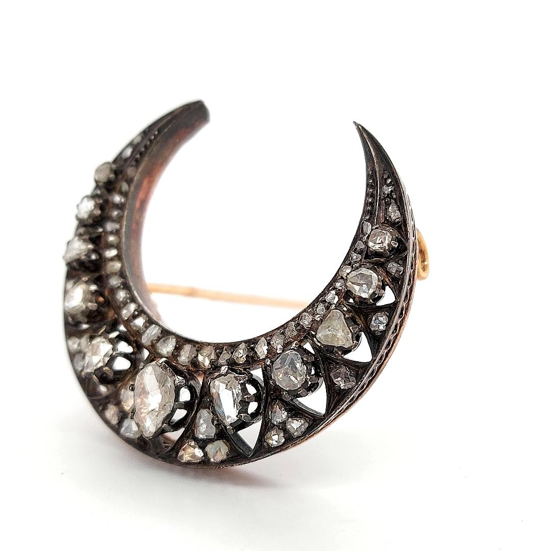 18kt Gold and Silver Moon Brooch with Rose Cut Diamonds 19th Century Crescent  In Excellent Condition For Sale In Antwerp, BE