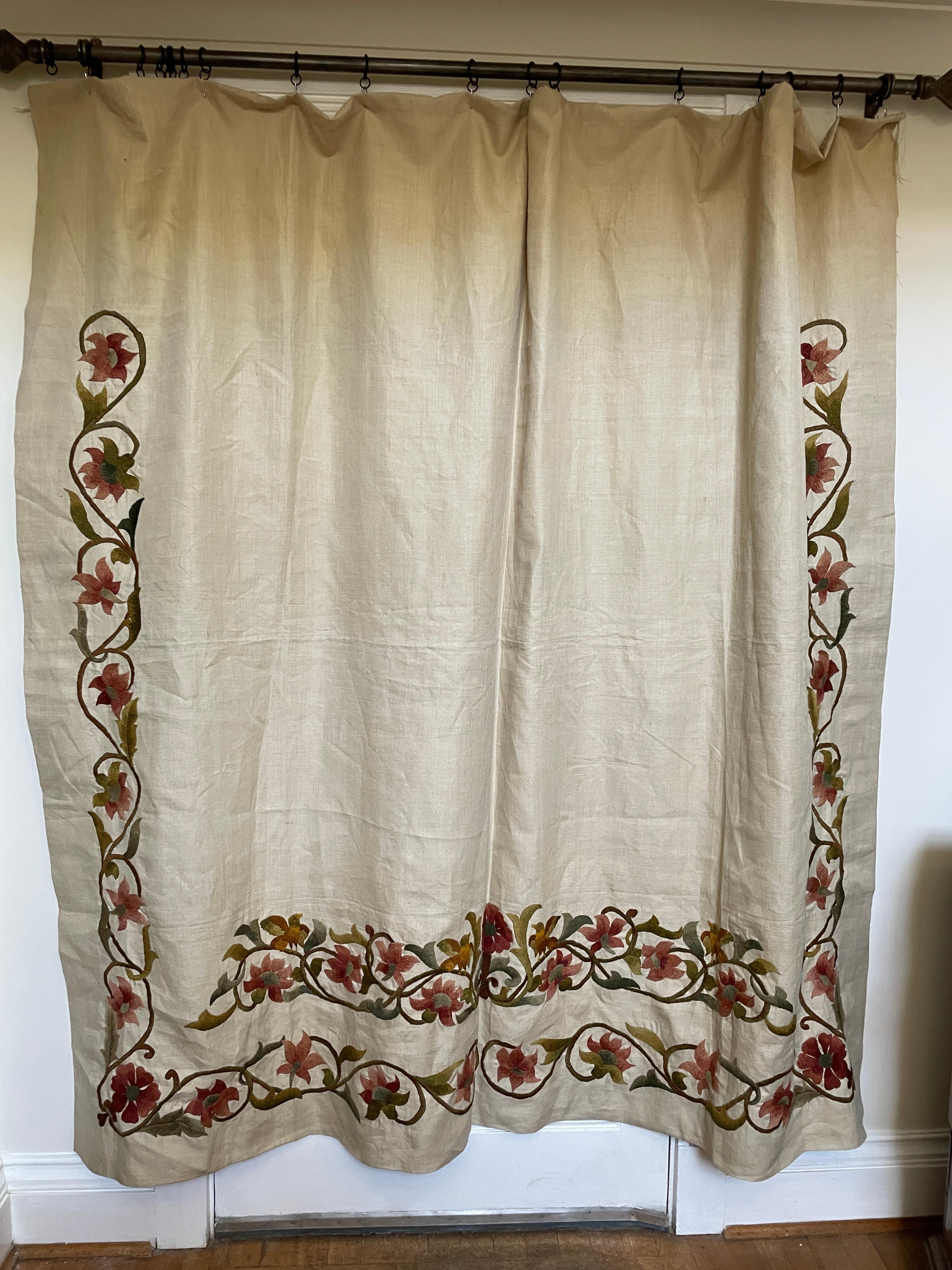 RECIÉN COMPRADO, MÁS INFORMACIÓN PRONTO O A PETICIÓN, imágenes tomadas con iphone

Bellamente trabajada de forma ingenua con flores y pájaros cantores. Tiene unos agujeros de tachuela oxidados en la parte superior, así que no estoy seguro de para