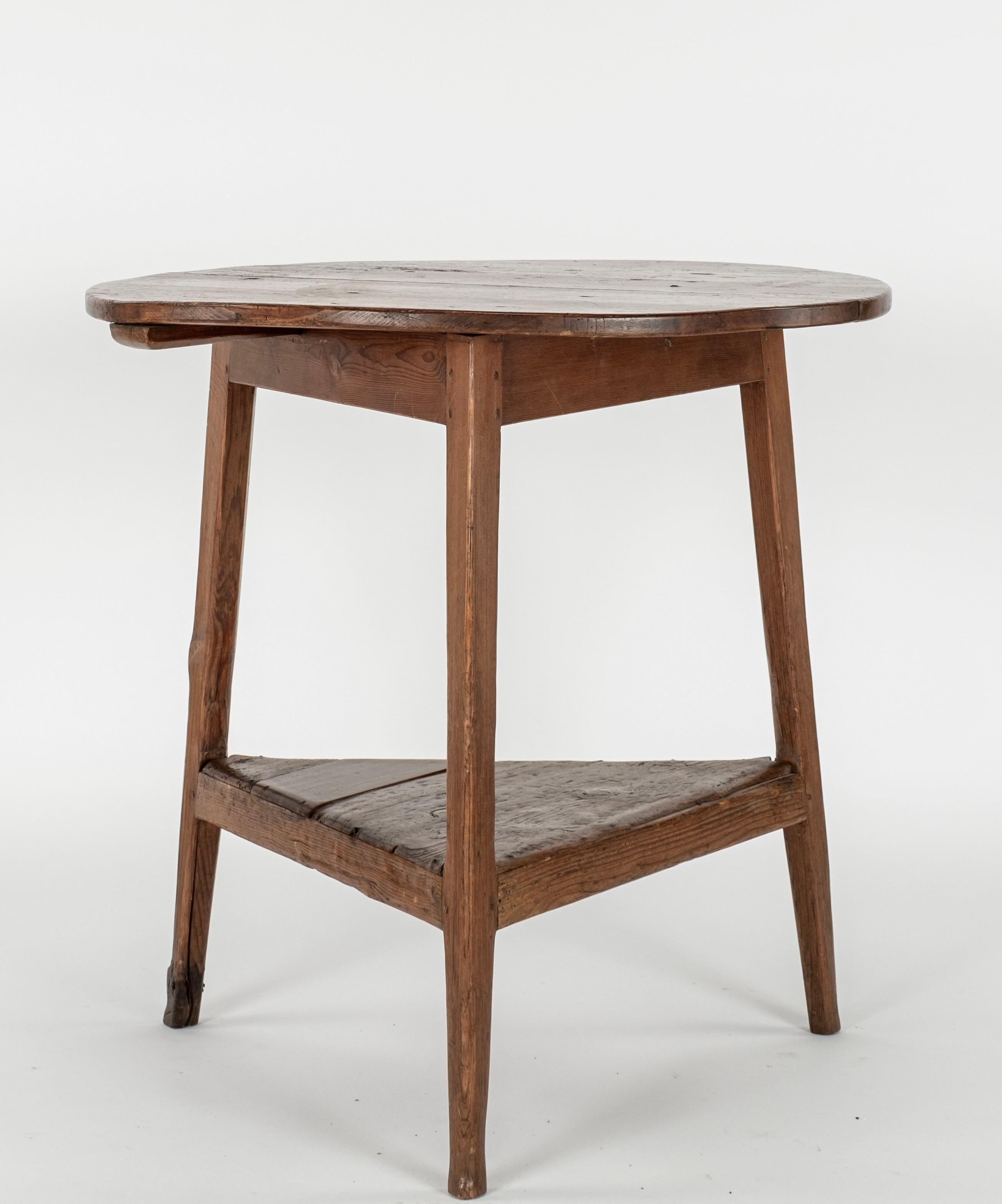 Crickettisch aus dem 19. Jahrhundert mit Regal darunter im Zustand „Gut“ im Angebot in Houston, TX