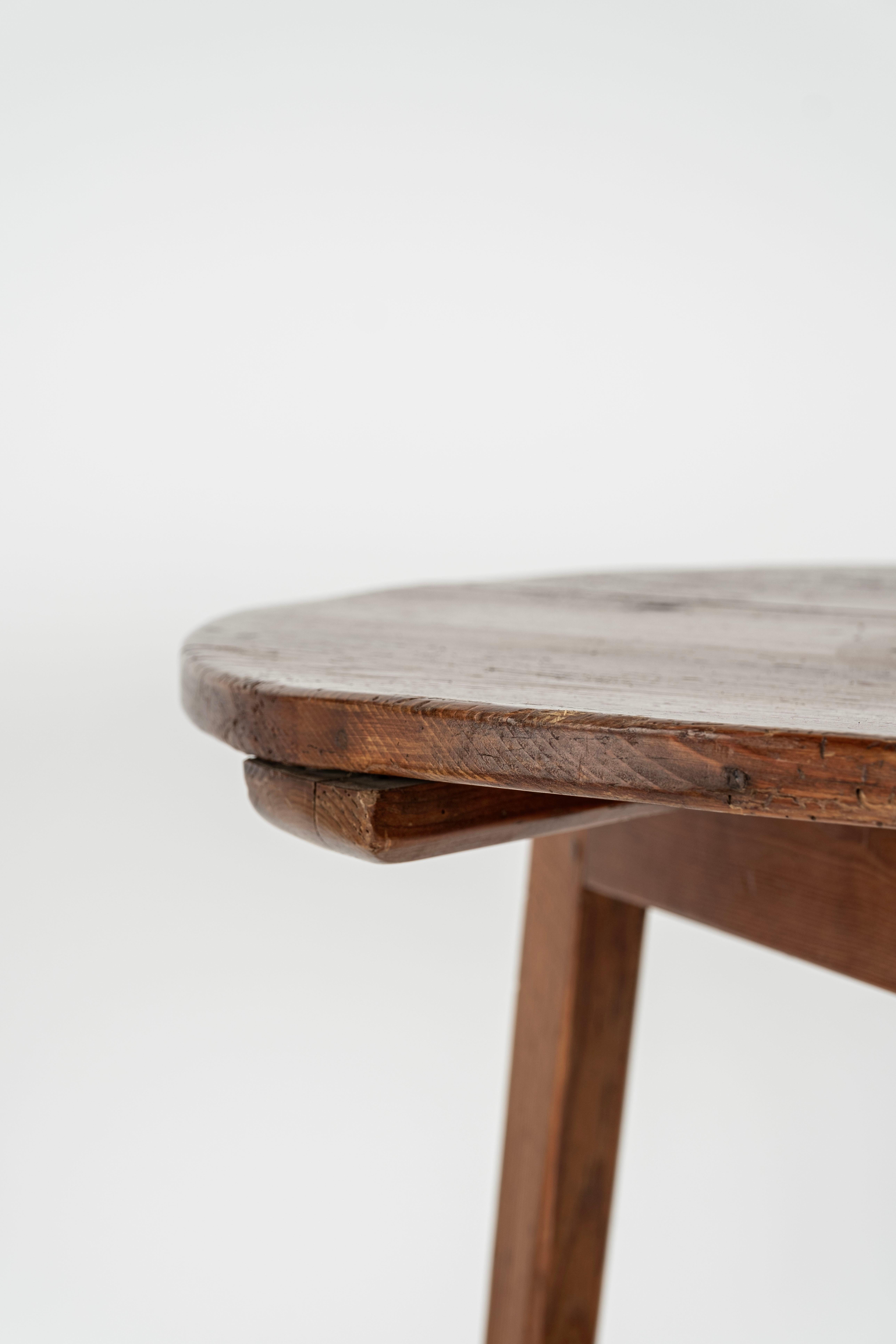 Crickettisch aus dem 19. Jahrhundert mit Regal darunter (Holz) im Angebot