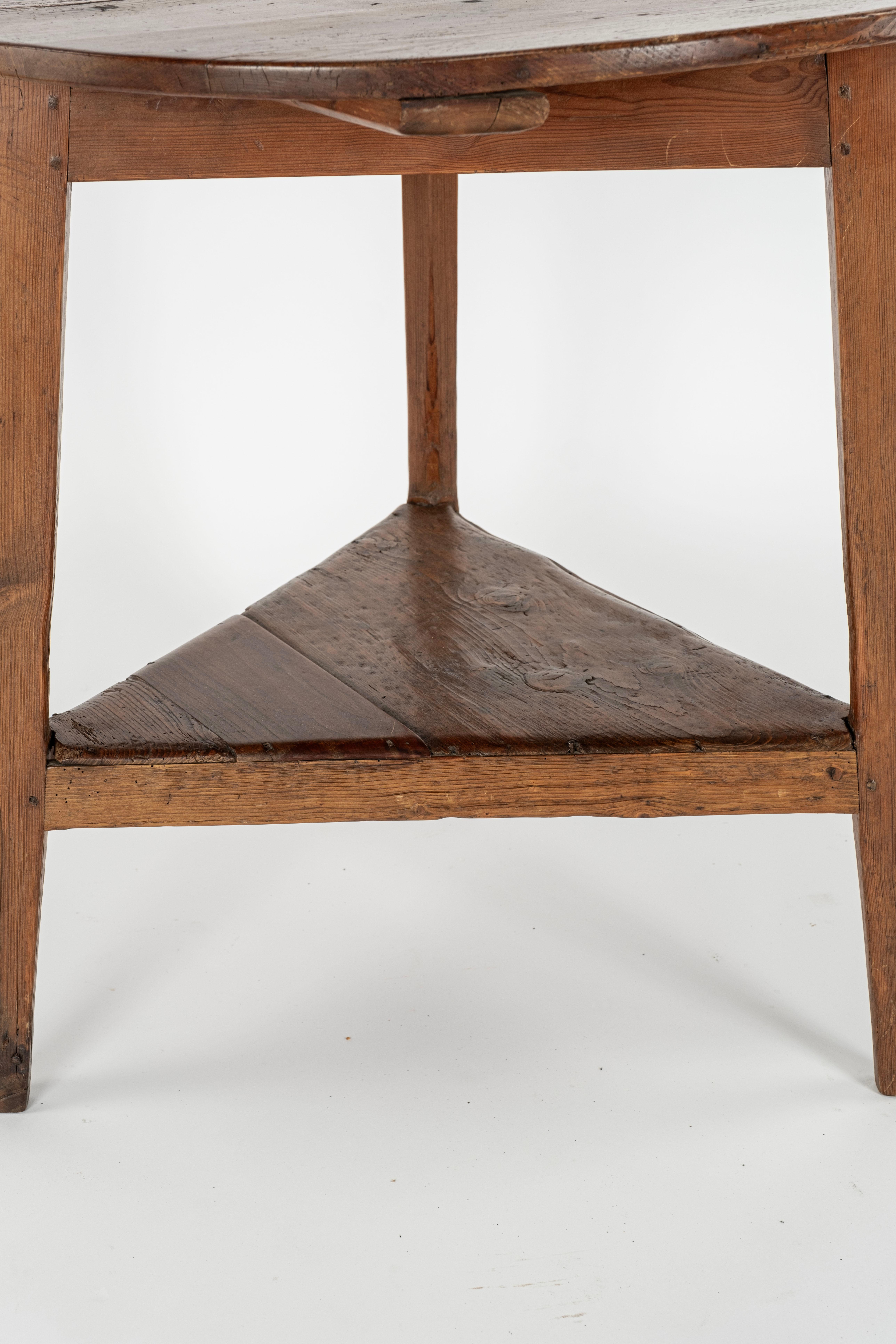 Crickettisch aus dem 19. Jahrhundert mit Regal darunter im Angebot 2