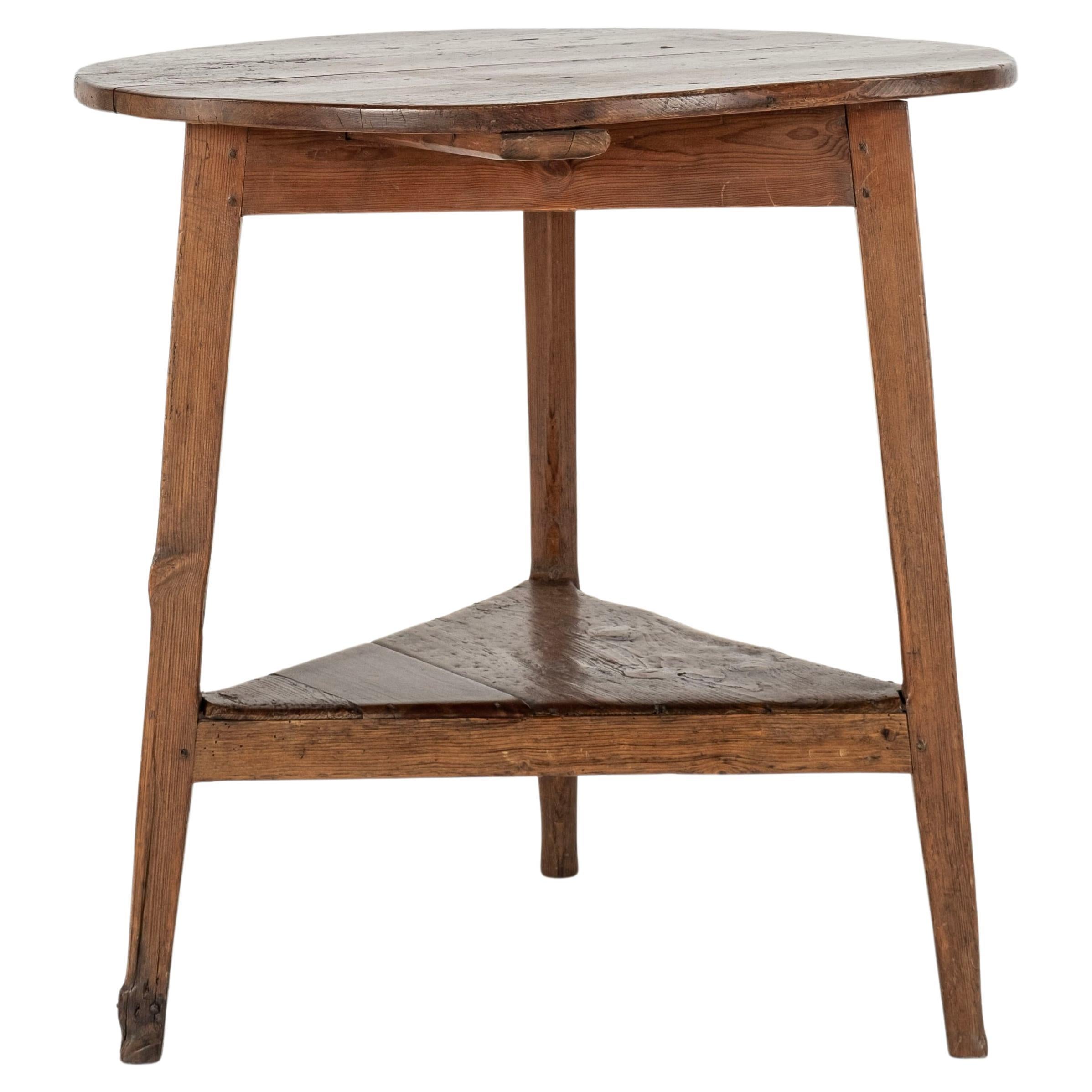 Table de grillon du 19e siècle avec étagère en dessous