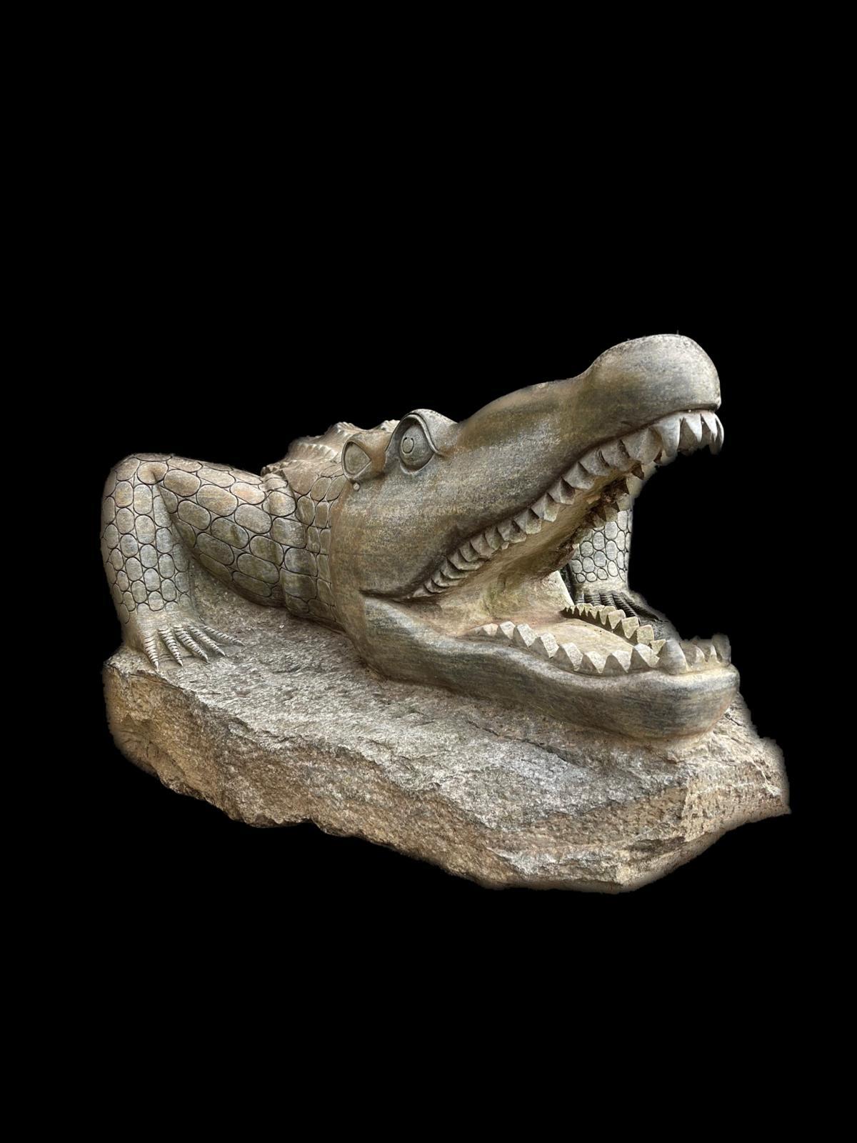 19th Century Crocodile Sculpture, Green Marble, Natural Size In Good Condition For Sale In PALERMO, IT