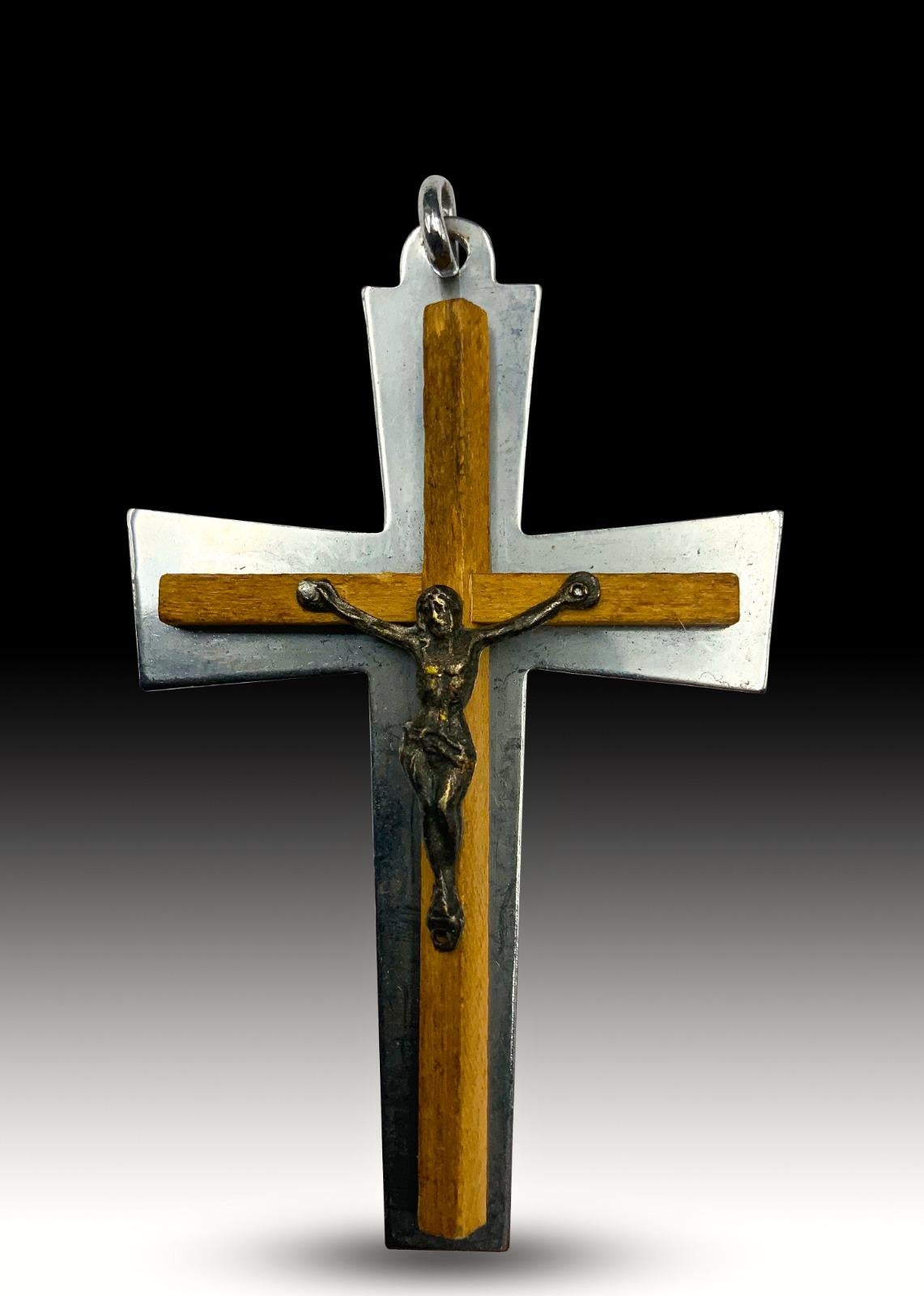 Croix du 19e siècle.
Fabriqué en bois d'olivier et en métal argenté. Dimensions : 8x5 cm.
Bon état.