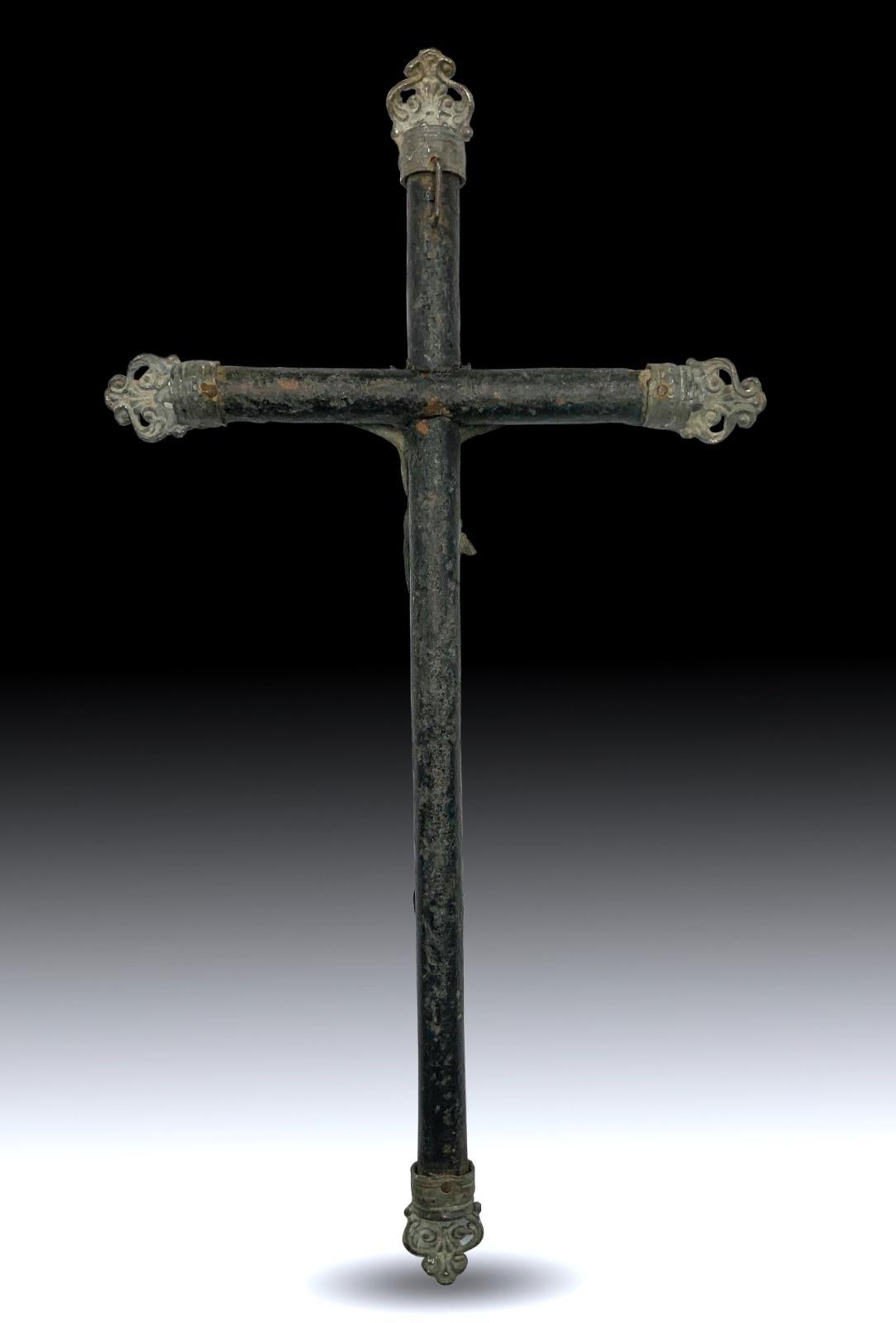 Croix du 19ème siècle.
Belle croix du XIXe siècle en bois d'olivier. Mesures : 23x12 cm. En bon état.
Bon état.