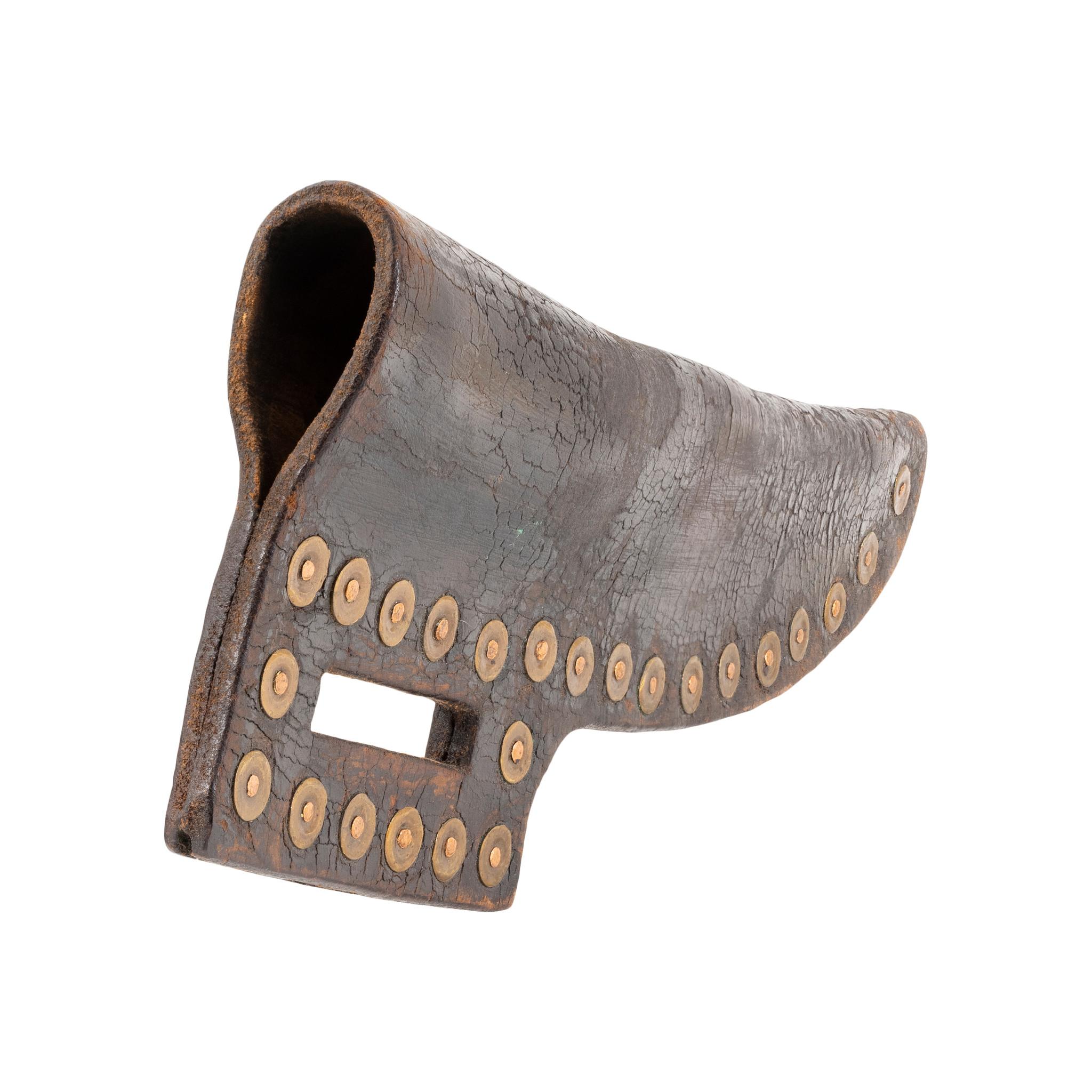 Fodero per coltello Crow della fine del XIX secolo. Realizzato in pelle con rivetti in rame. La superficie è brunita con un'ottima patina. Ottimo da esporre da solo o da abbinare a un coltello Crow o a un coltello dell'epoca. Dimensioni: 11