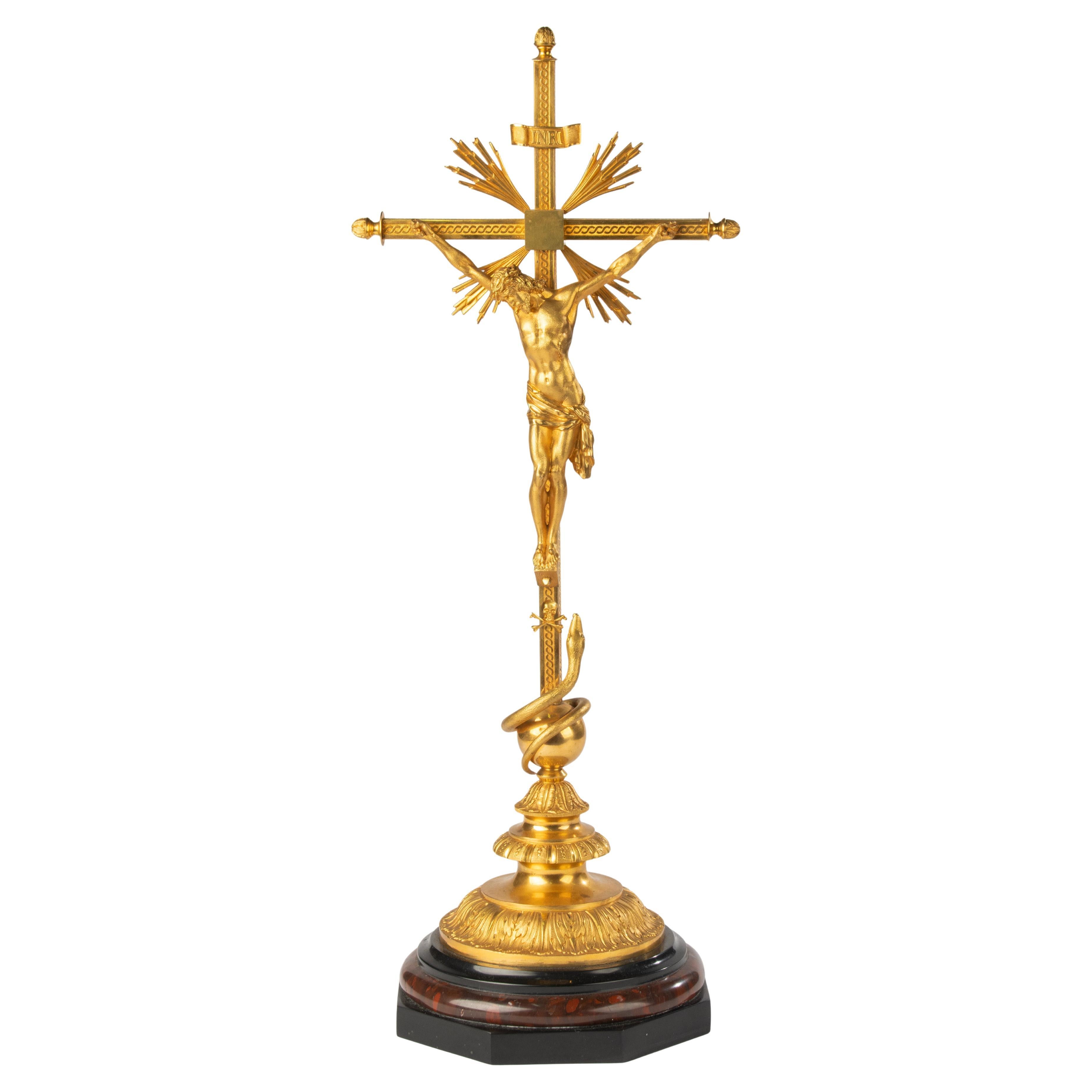 Crucifijo del siglo XIX - Bronce dorado - Napoleón III - Detalles de serpiente y rayos de sol en venta