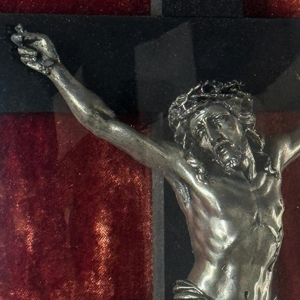 19th Century Crucifix in Oval Giltwood Frame with Glass 6