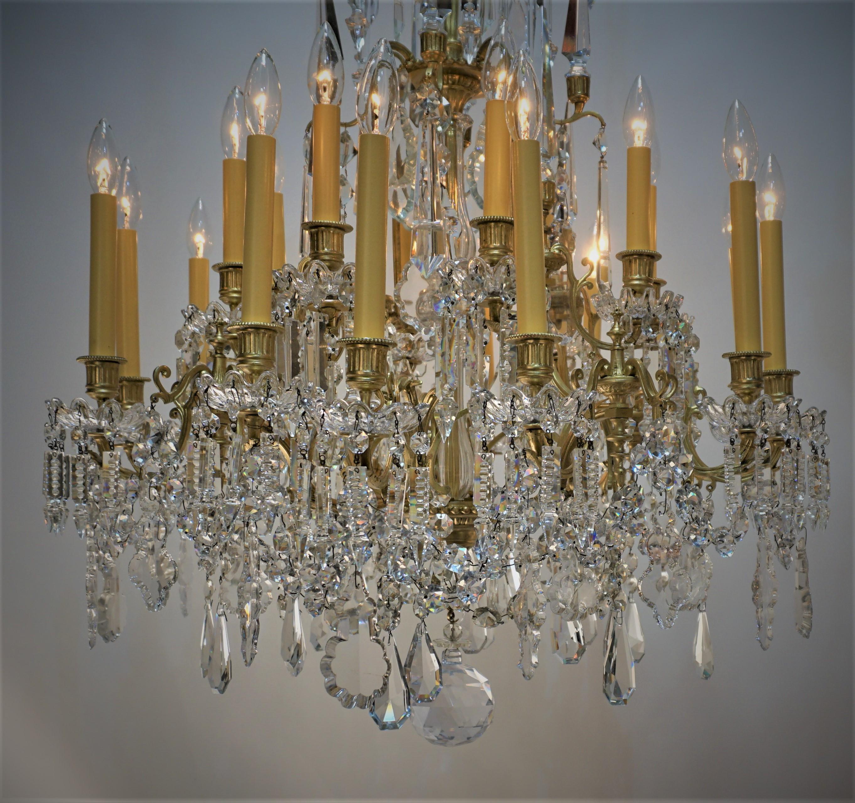 Elegant 19th century electrified 20 lights crystal and bronze chandelier.
Measurement: 31