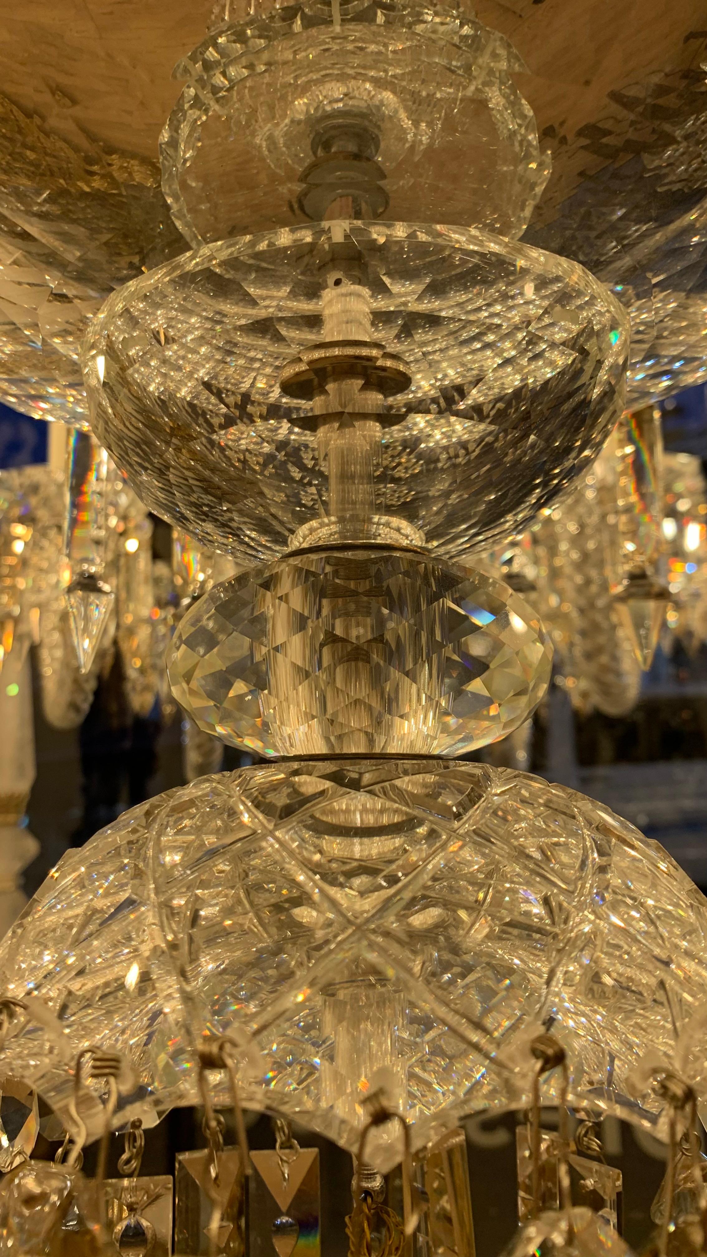 Moderno Lampadario di cristallo del XIX secolo con 62 luci ispirato a Baccarat in vendita