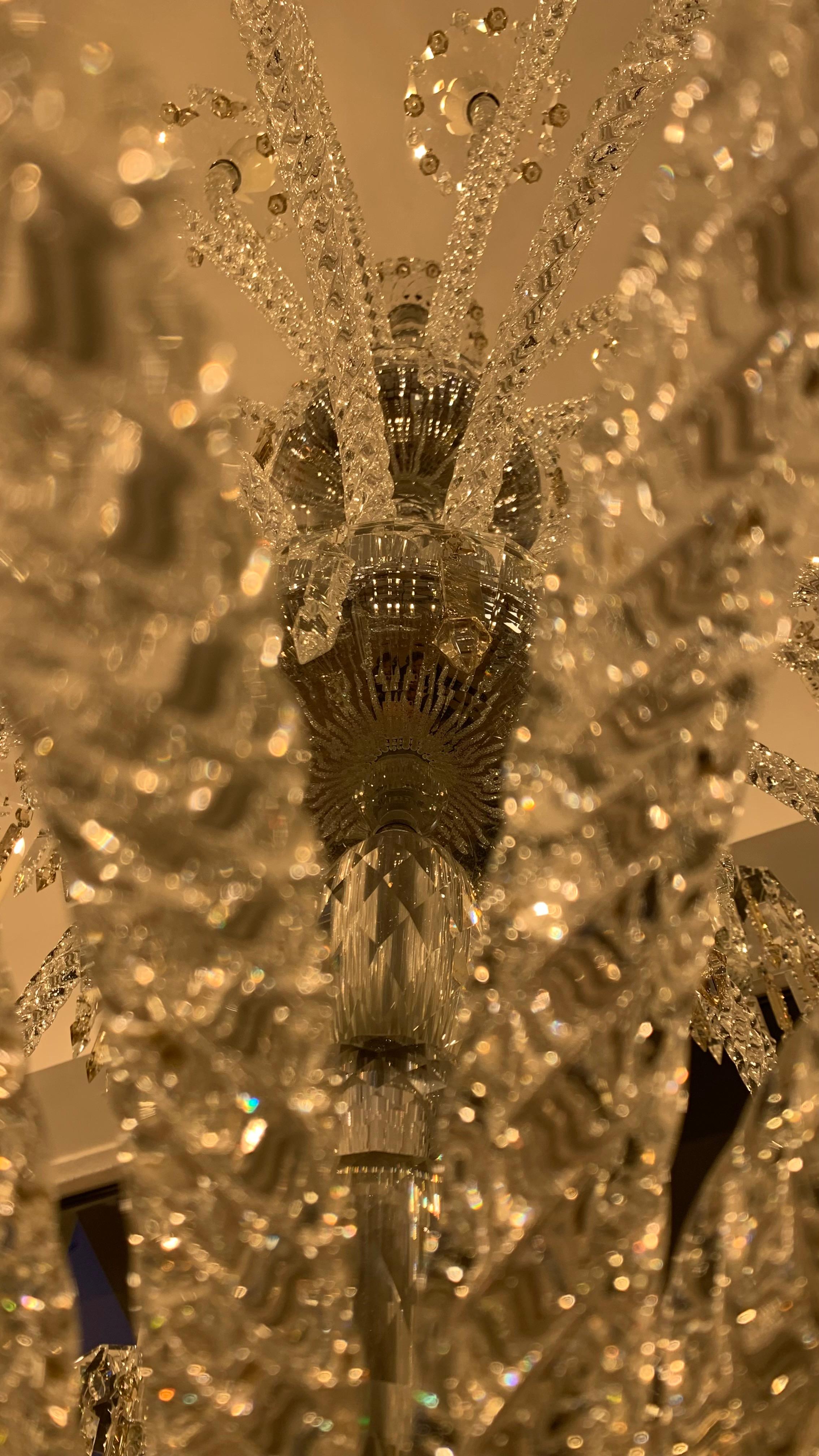 Kristall-Kronleuchter des 19. Jahrhunderts mit 62 Lichtern, inspiriert von Baccarat (Moderne) im Angebot