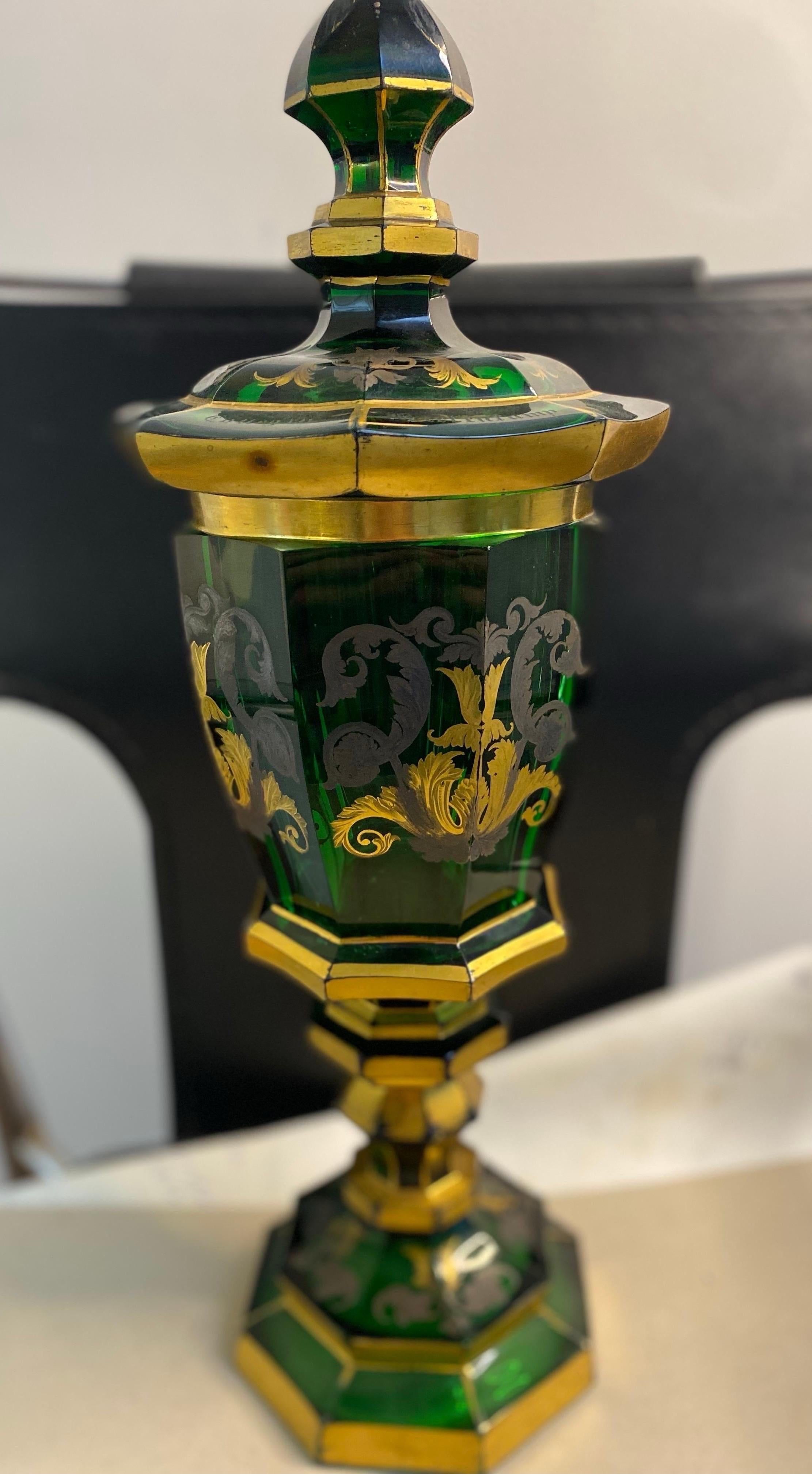 Kristallpokal aus dem 19. Jahrhundert 
Farbe:Grün,Gold
Dieser außergewöhnliche Kelch ist aus smaragdgrünem Kristall gefertigt und mit goldenen Blumen verziert.
Gravur auf dem Deckel des Bechers 
Jahr: 1841




